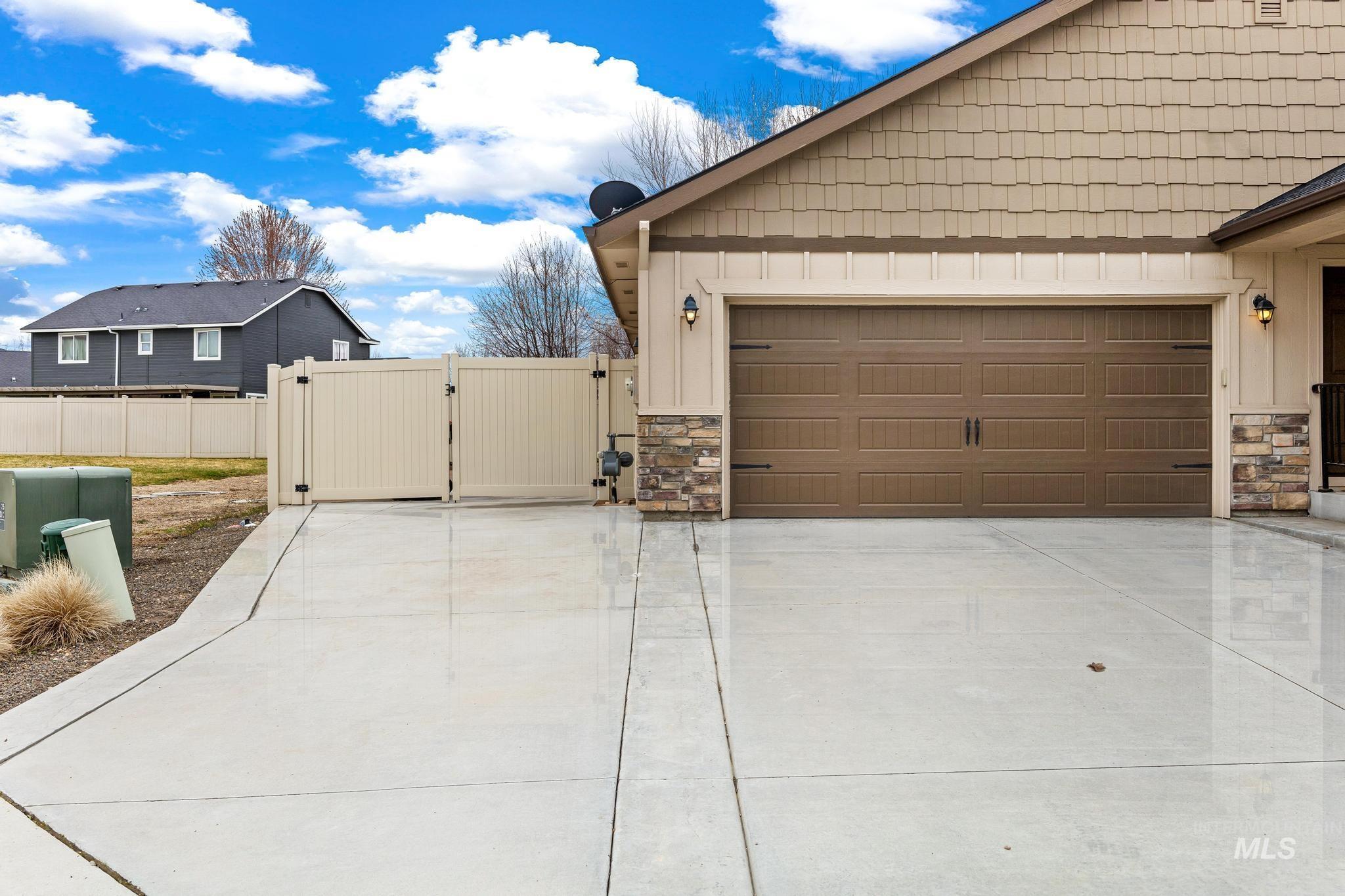 1511 E Strauss Property Photo 3