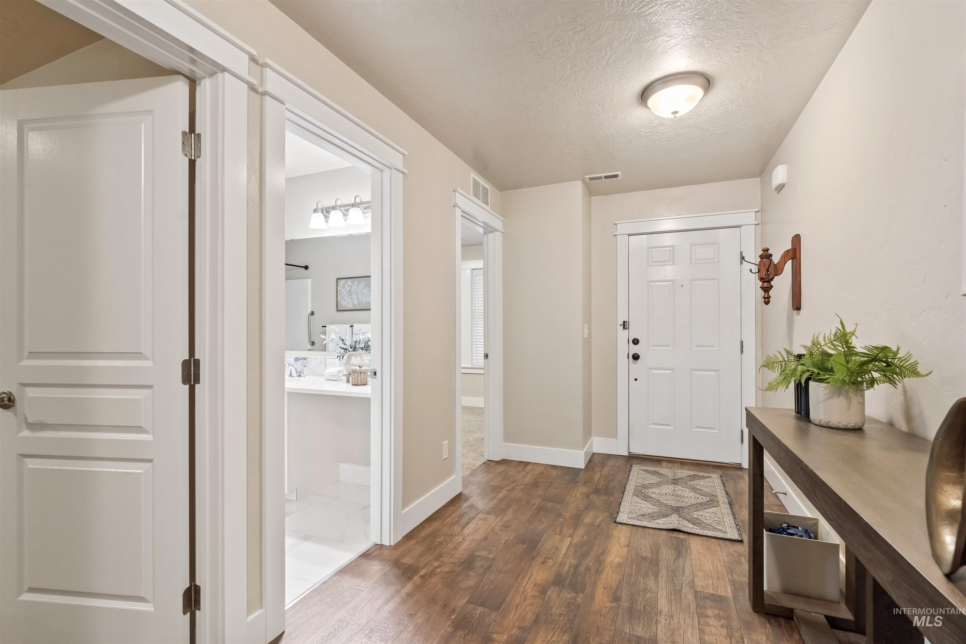 1511 E Strauss Property Photo 6