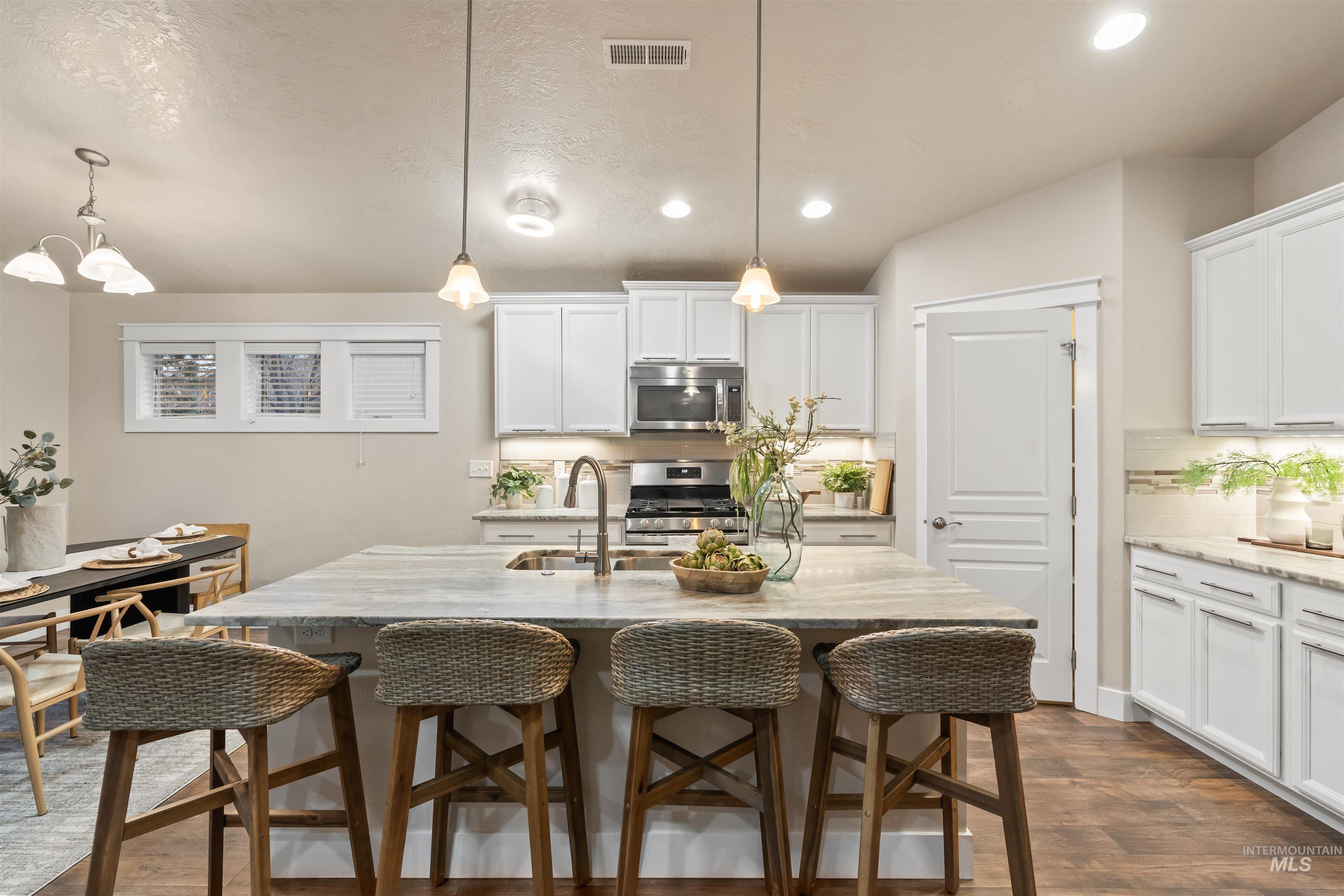 1511 E Strauss Property Photo 14