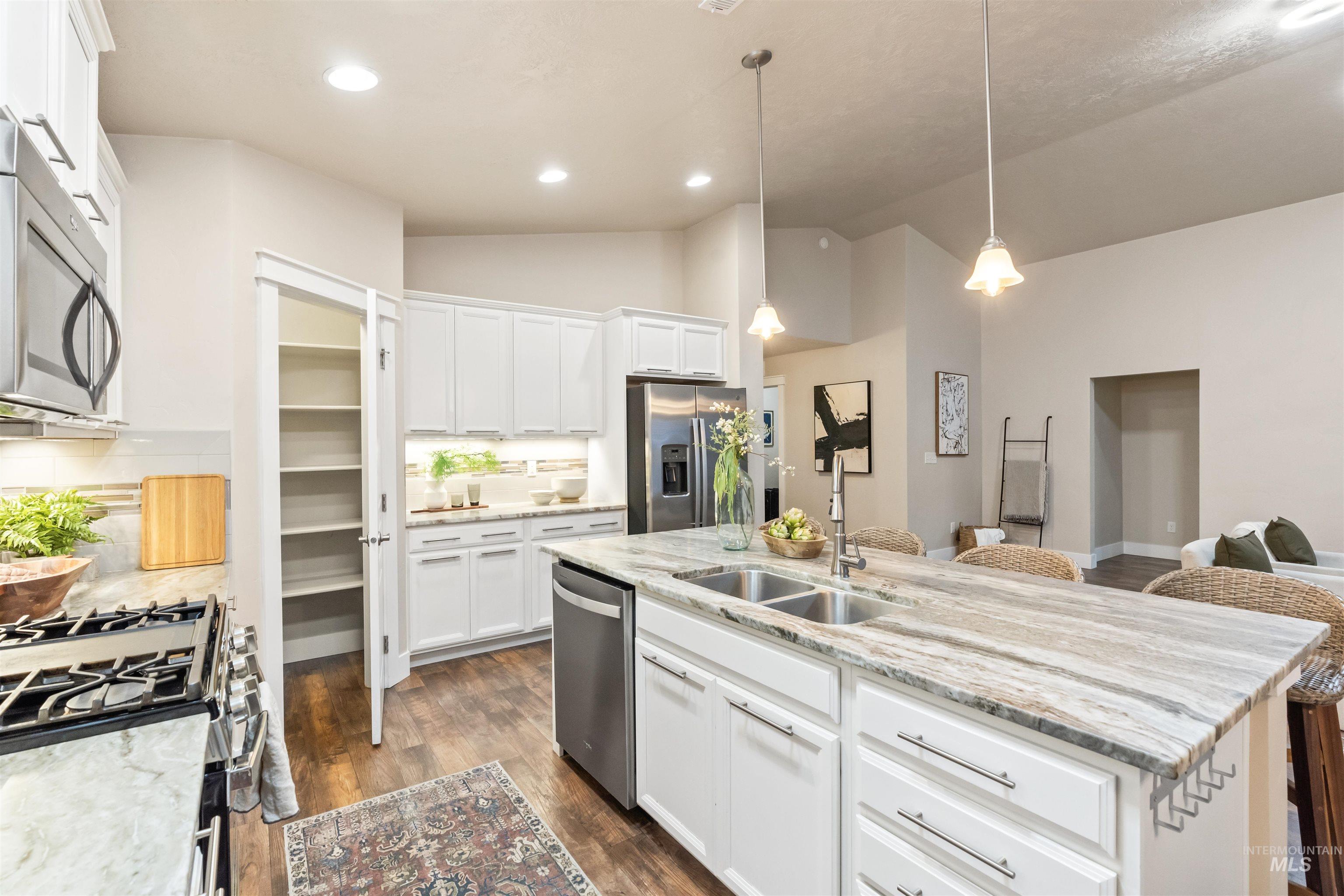 1511 E Strauss Property Photo 15