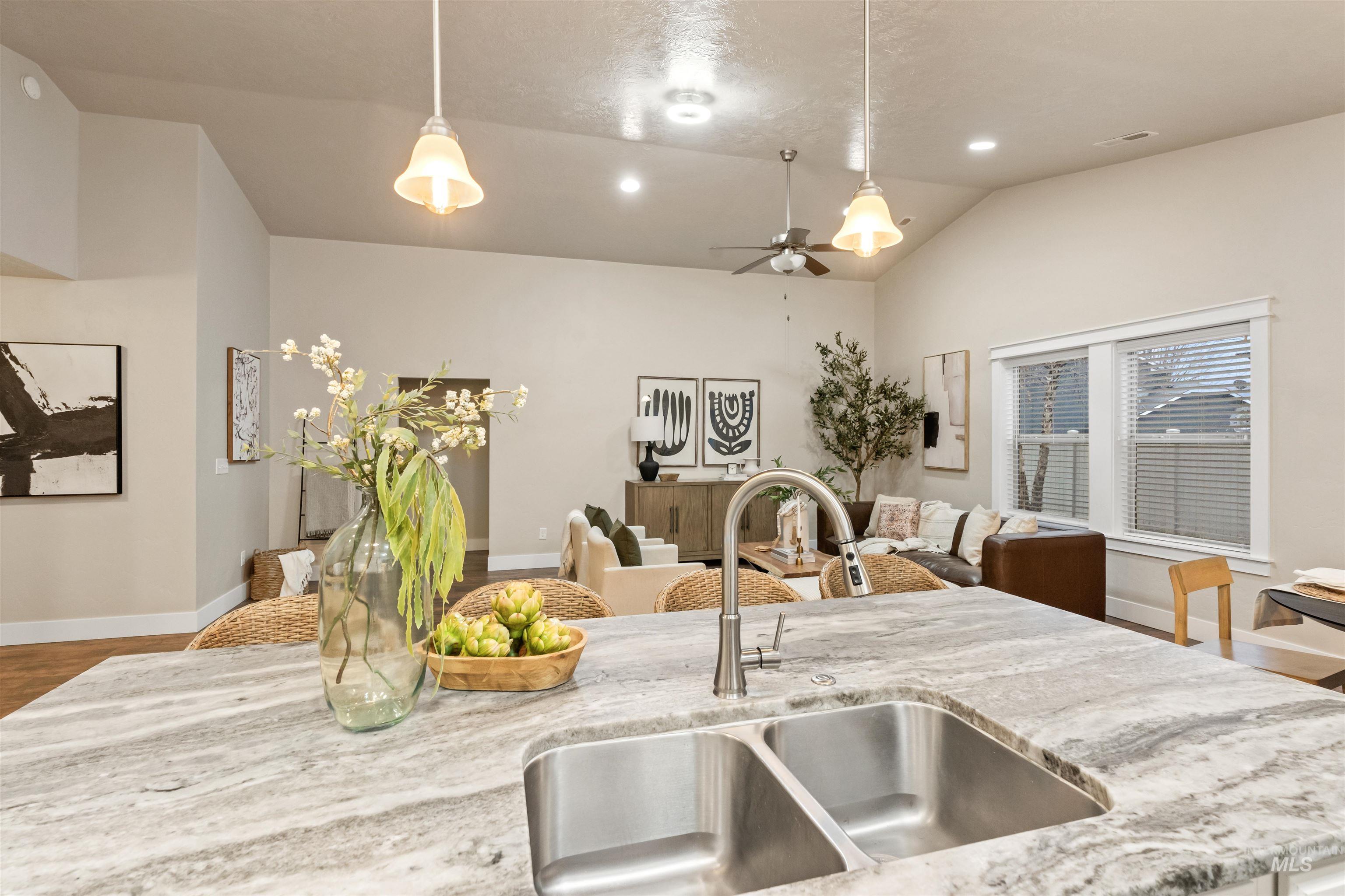 1511 E Strauss Property Photo 16