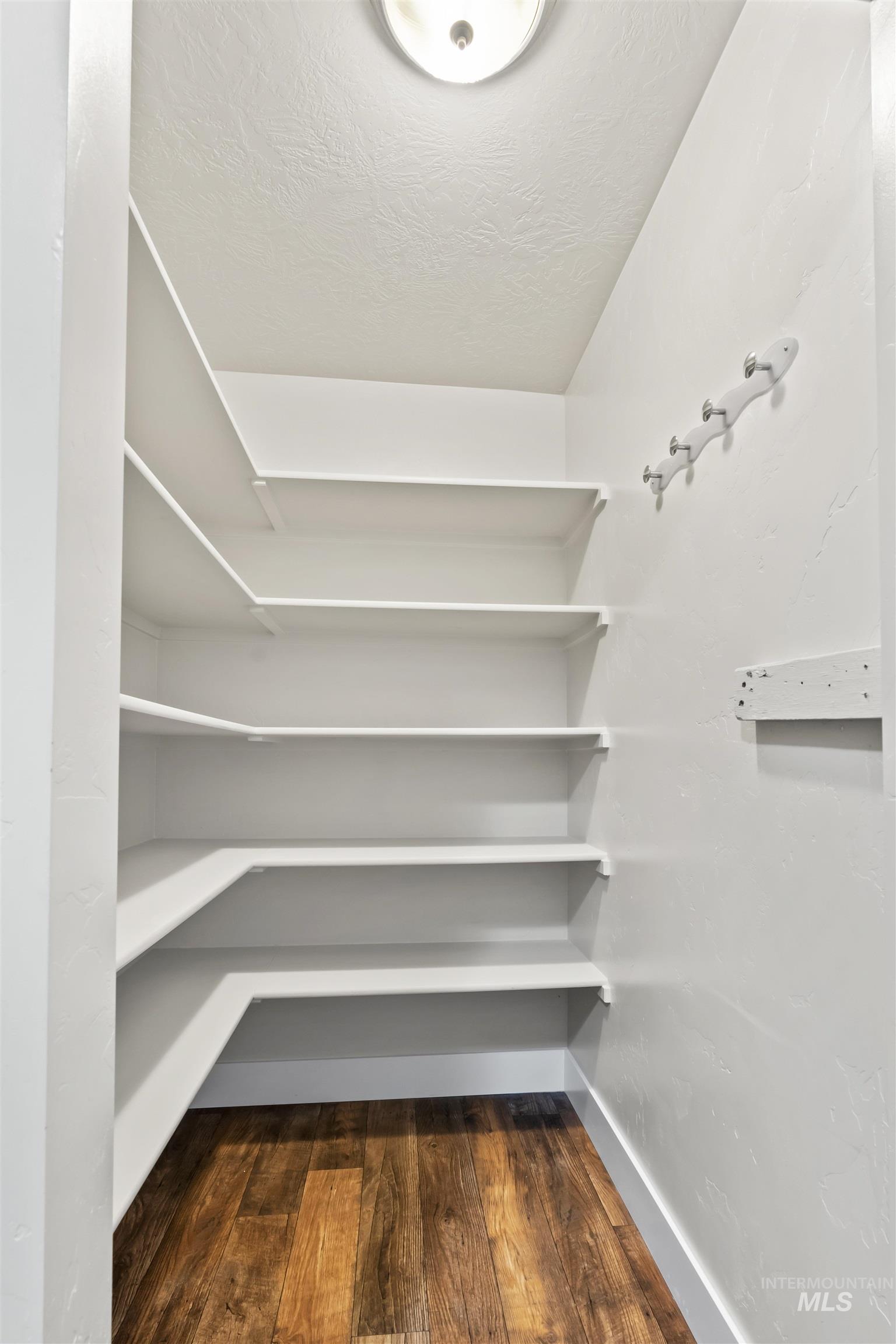 1511 E Strauss Property Photo 31