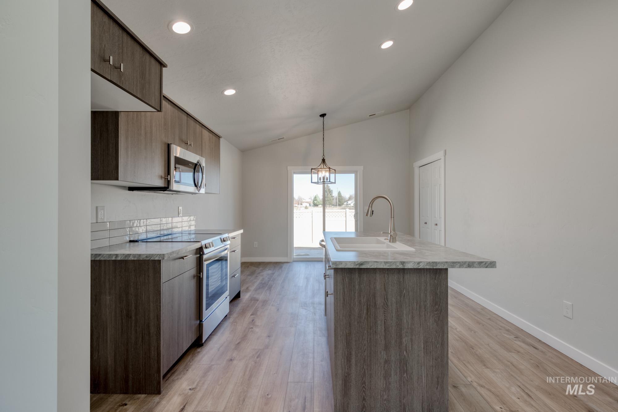 2372 W Opalite Dr Property Photo 3