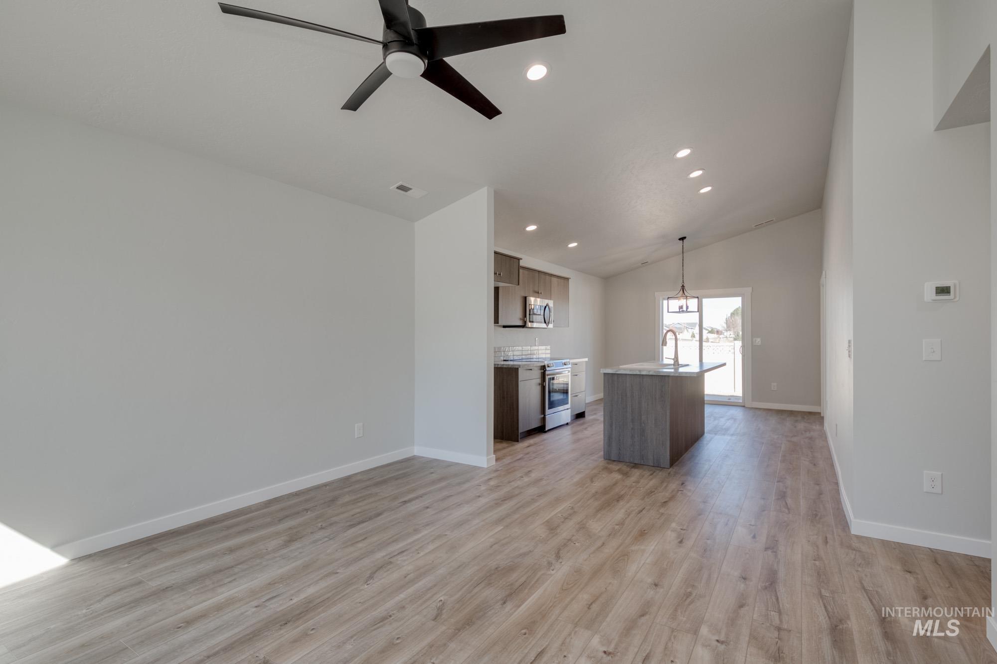 2372 W Opalite Dr Property Photo 8