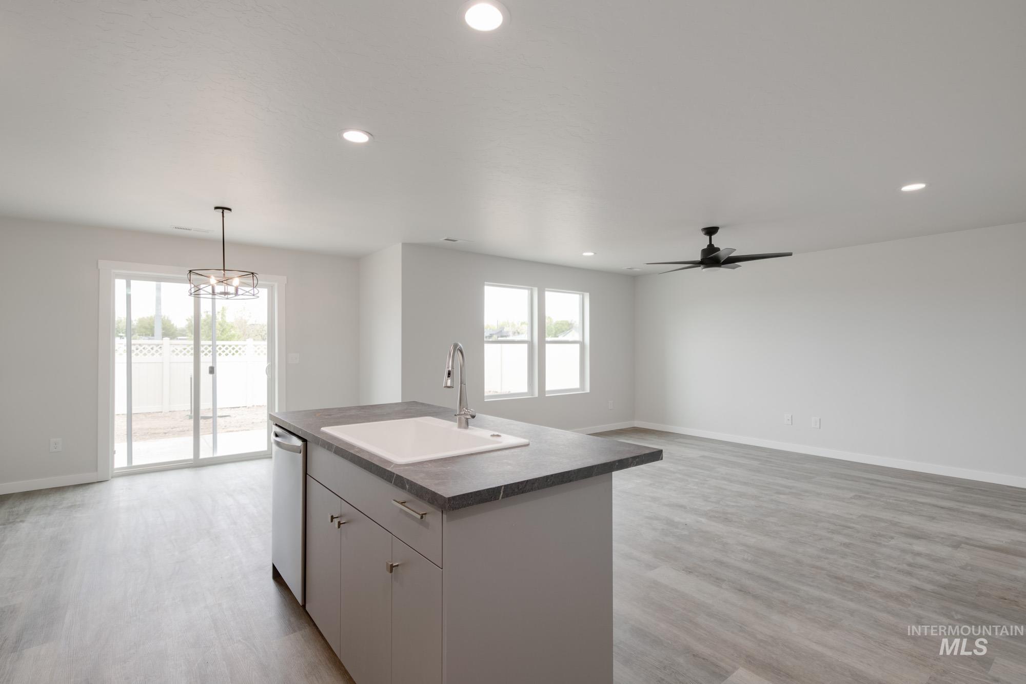 2348 W Opalite Dr Property Photo 8
