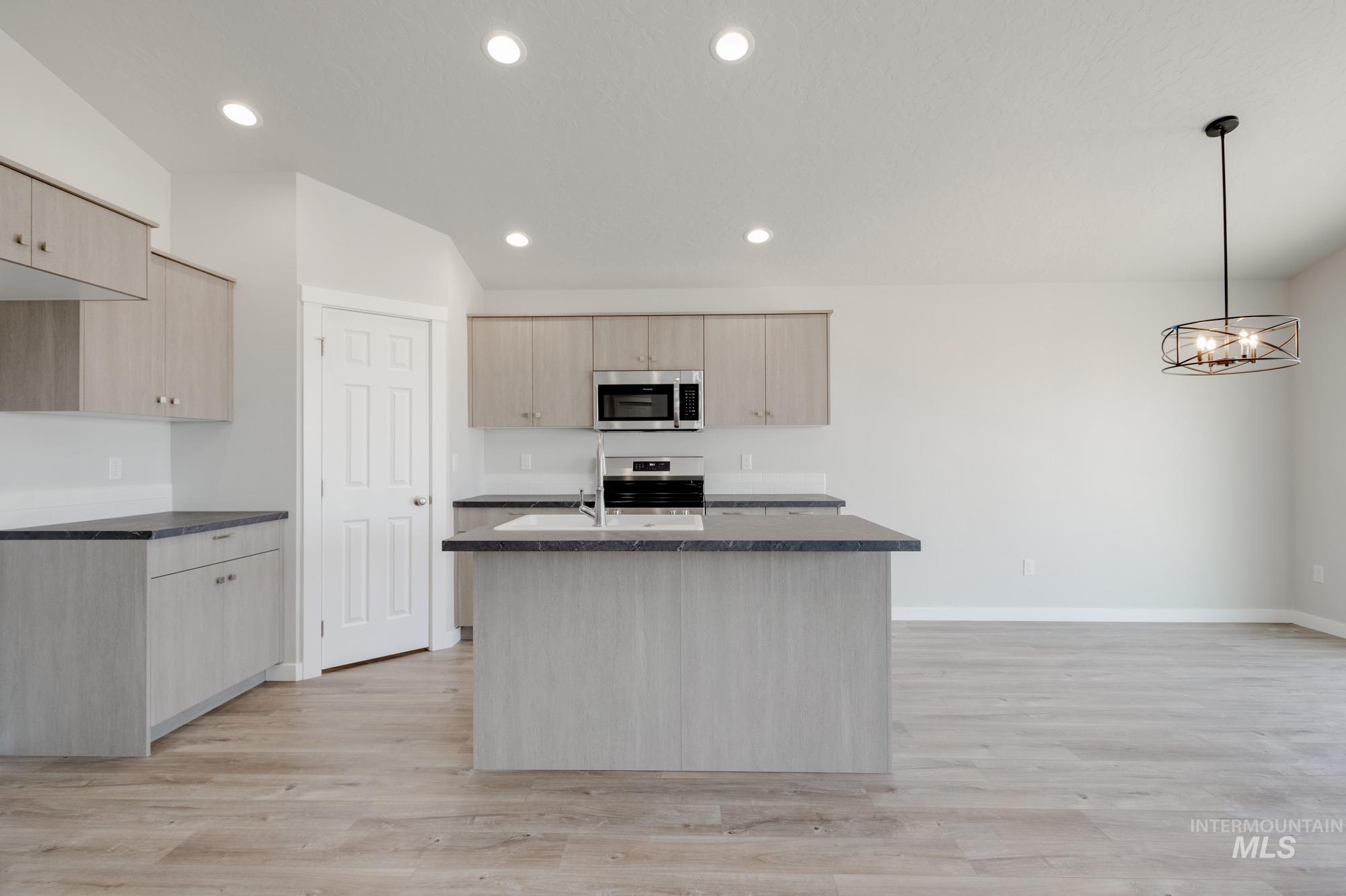 2395 W Opalite Dr Property Photo 4