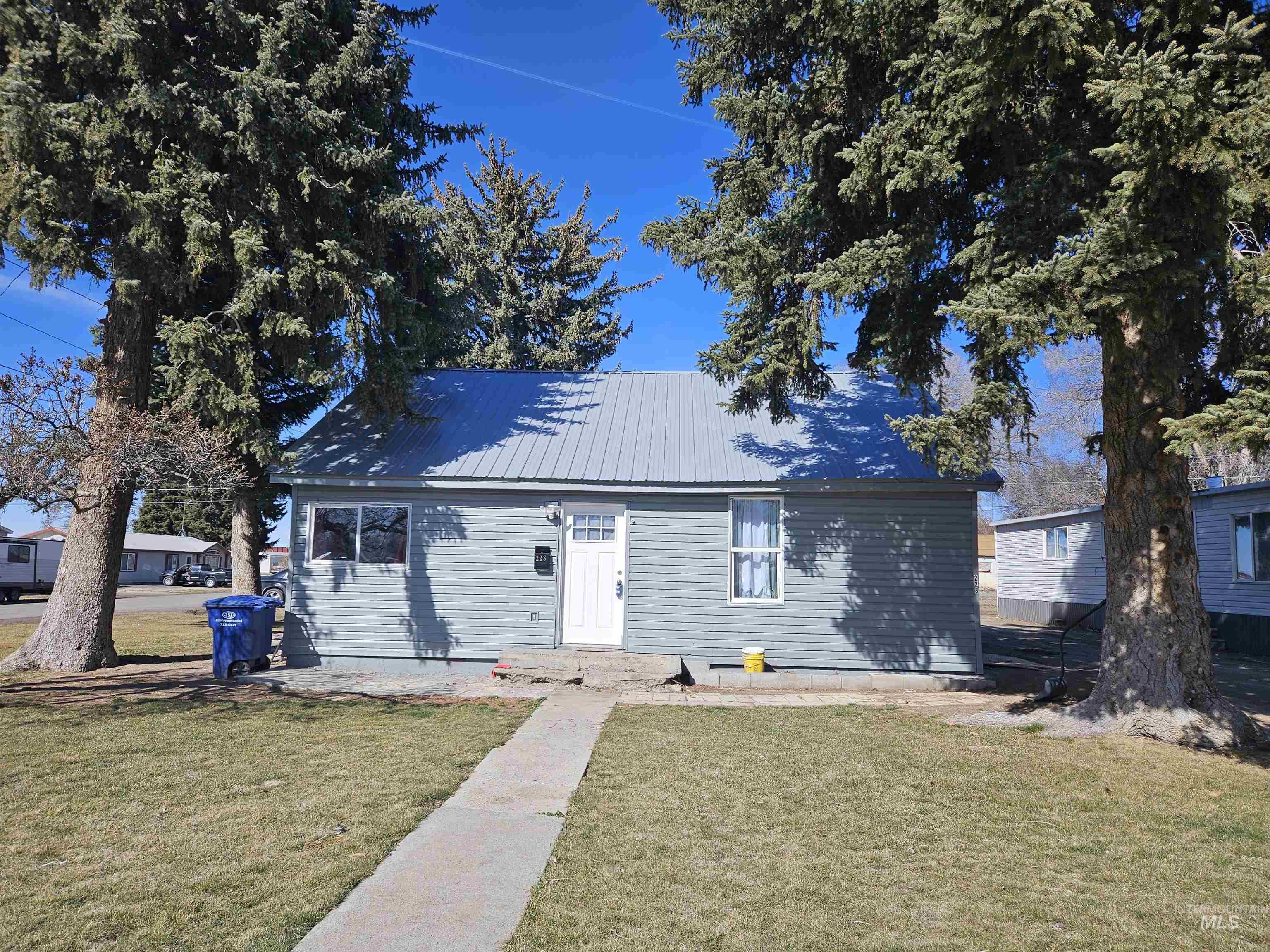 228 E Ave West Property Photo 1