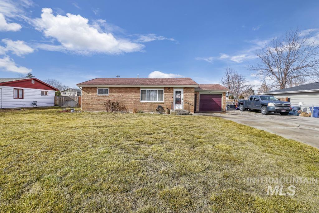 851 Bracken St. N Property Photo 1