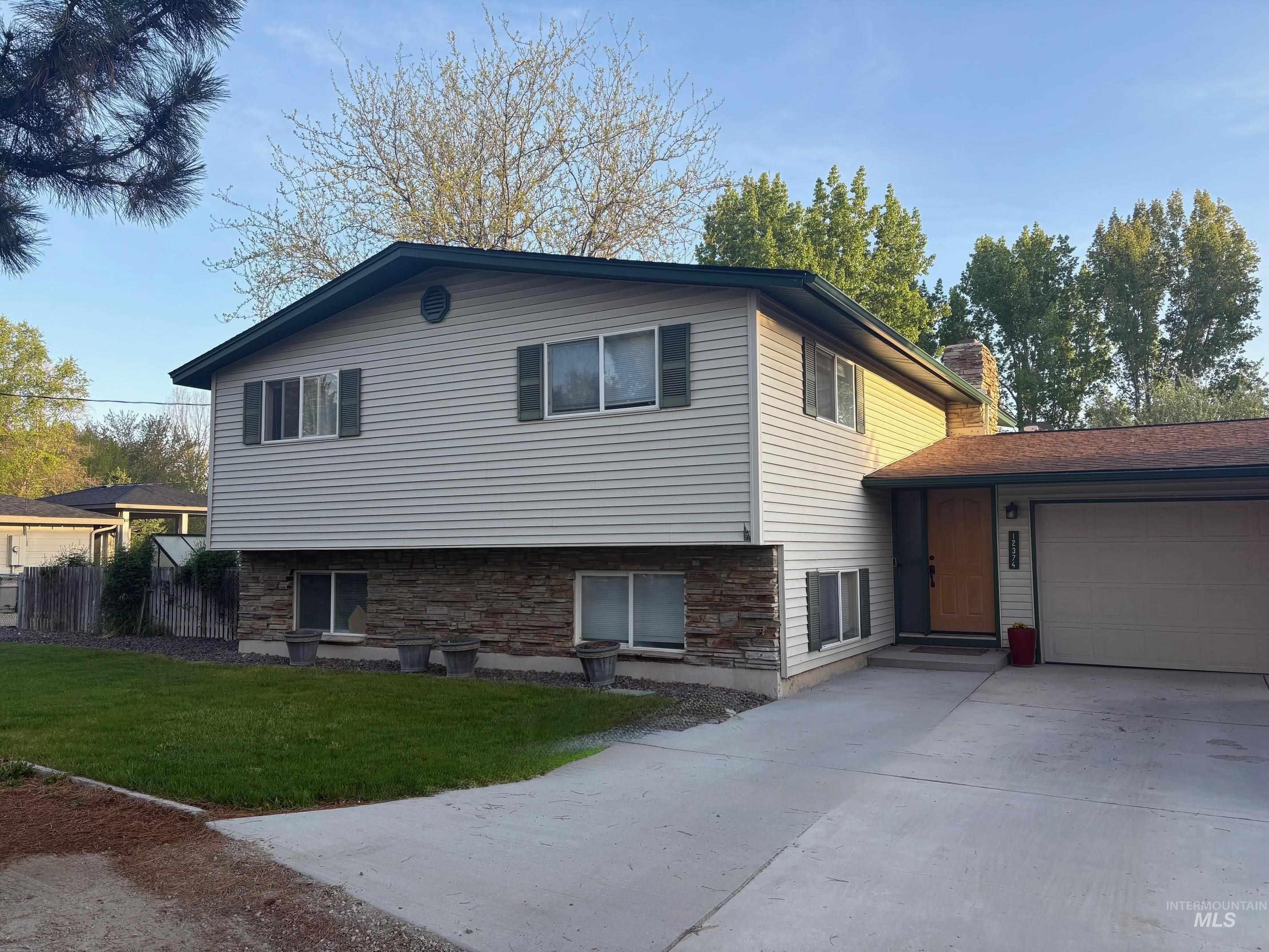 12374 W Goldenrod Ave Property Photo 1
