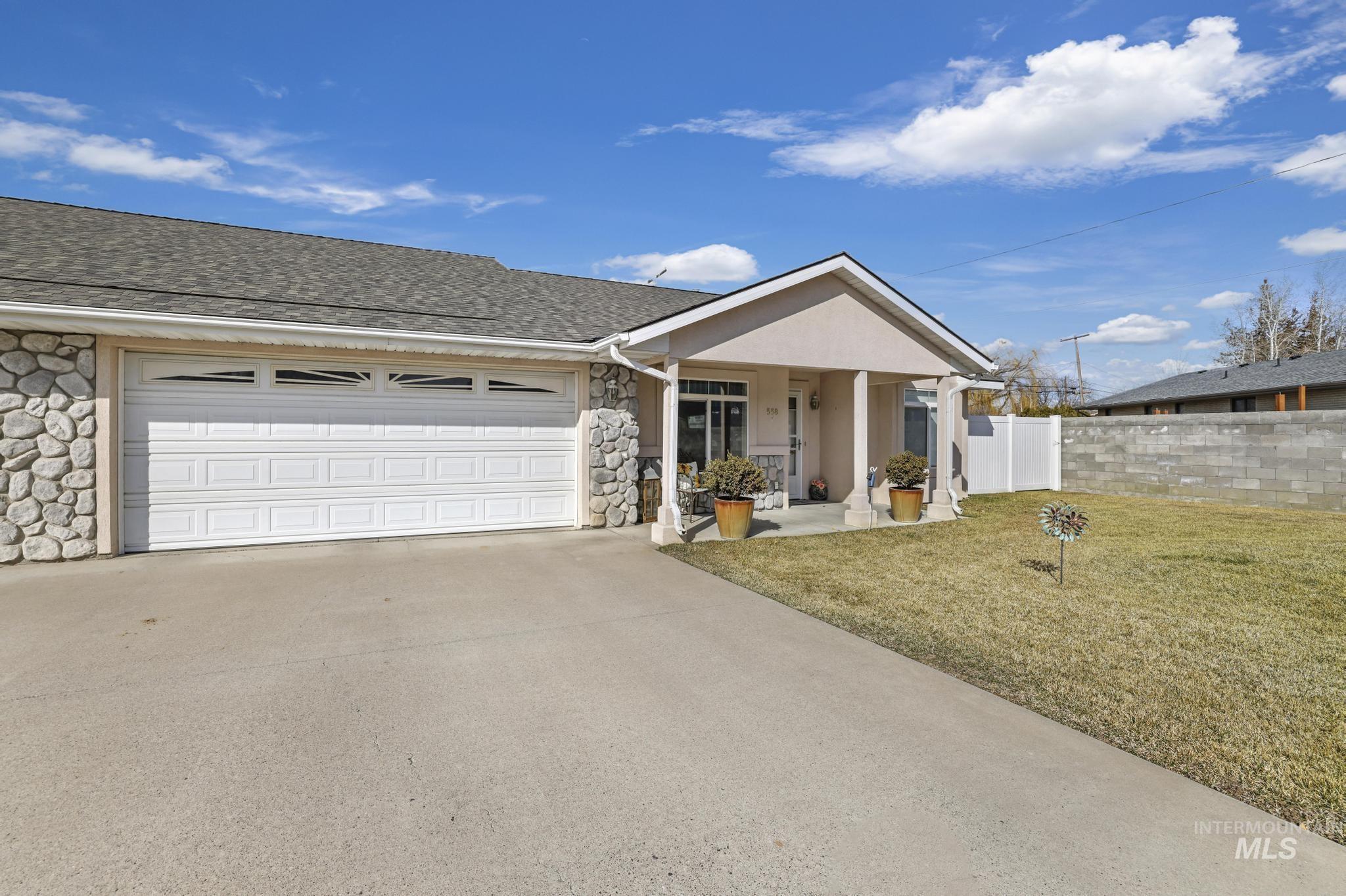 558 Spencer Cir Property Photo