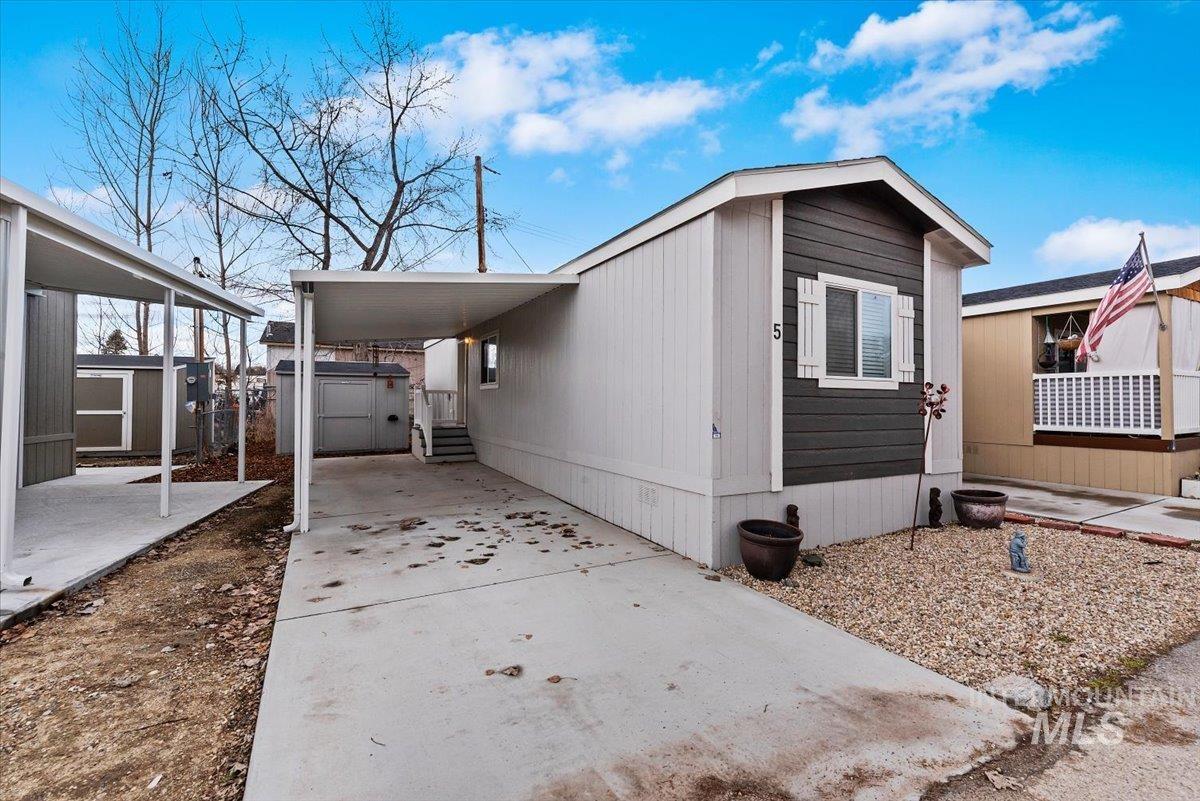 208 E 44th Street Property Photo
