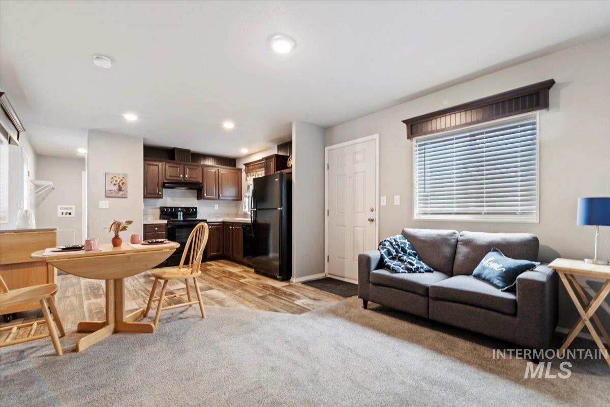 208 E 44th Street Property Photo 2