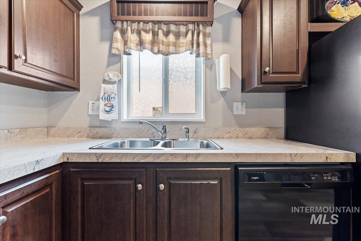 208 E 44th Street Property Photo 9