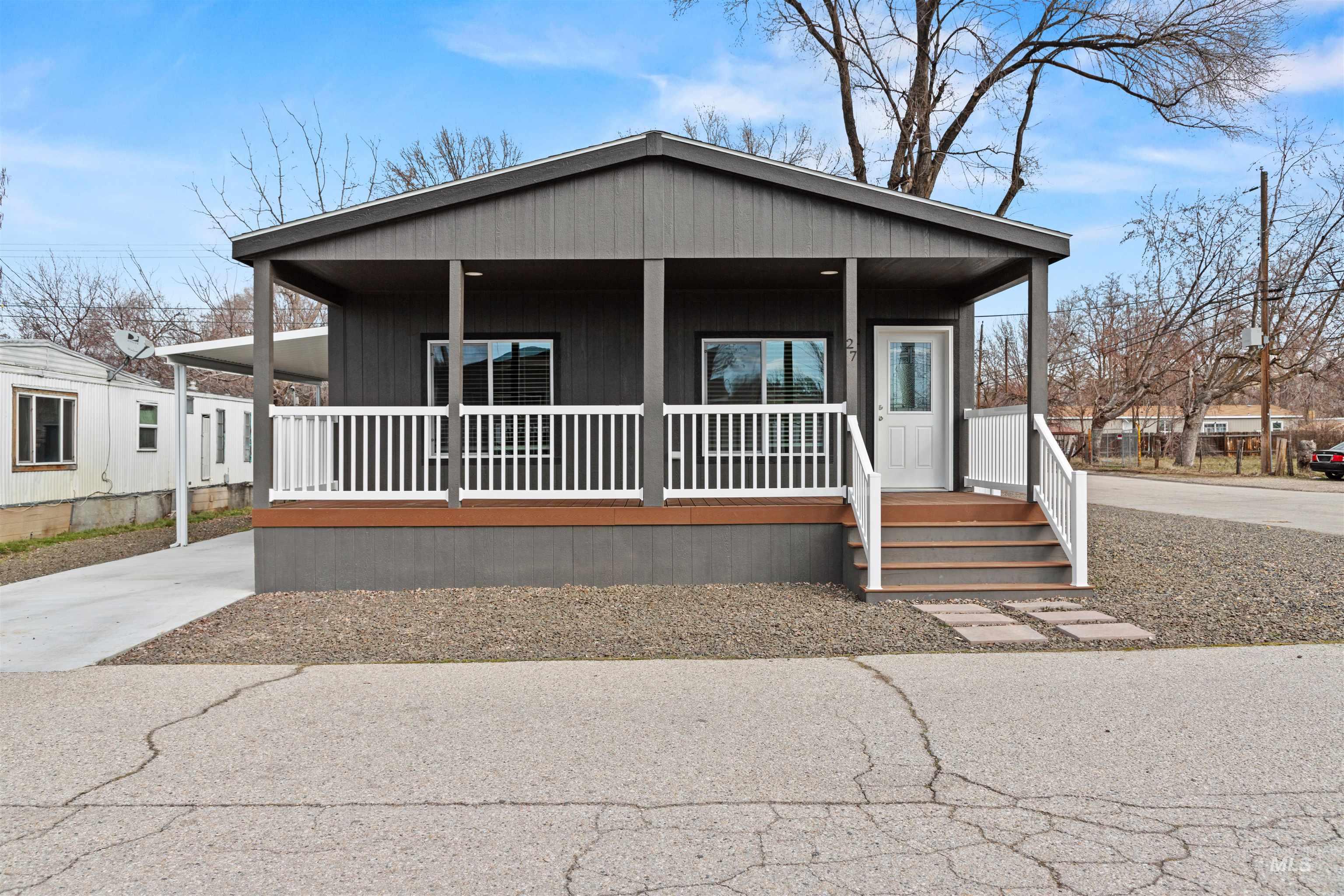 208 E 44th St Property Photo