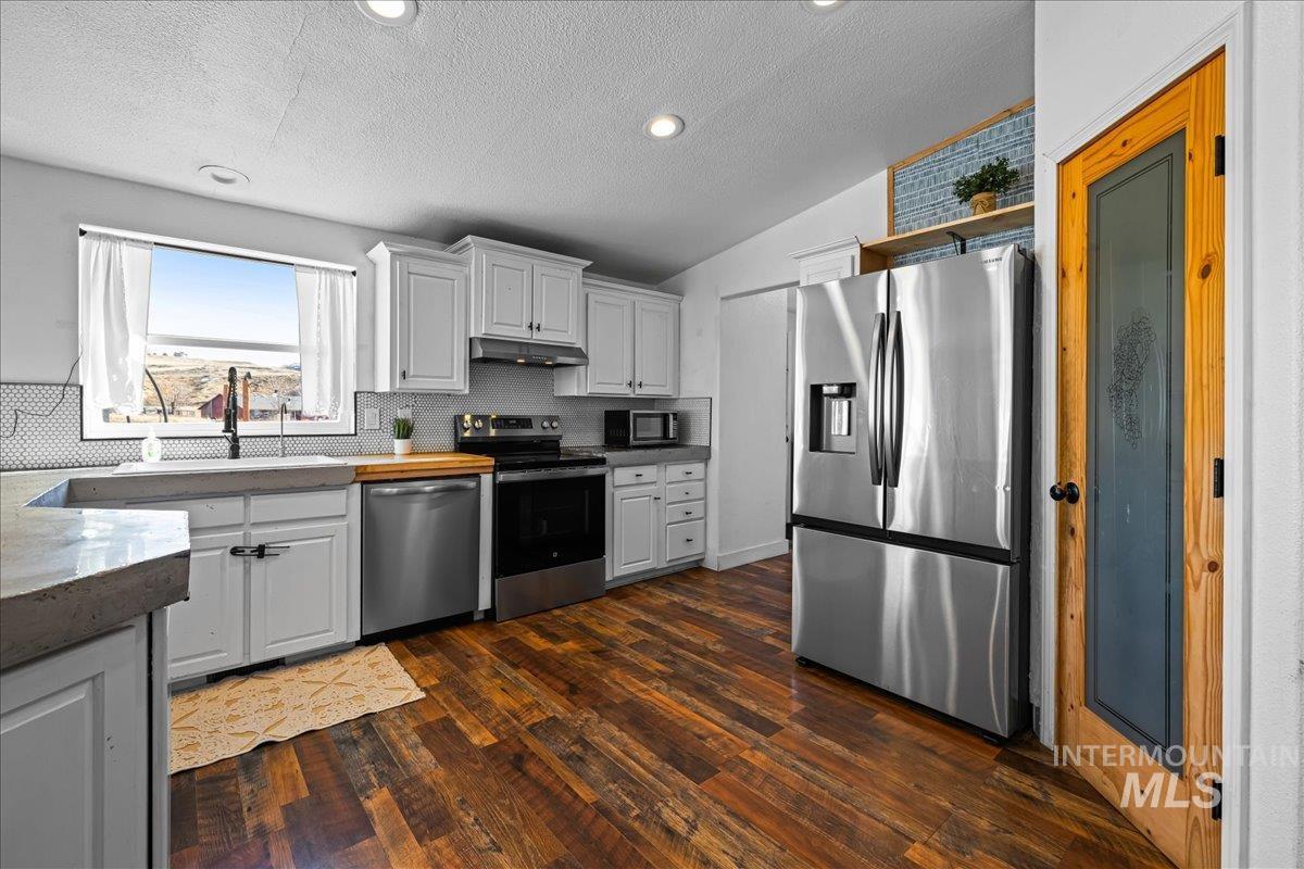 16754 Deer Flat Property Photo 9