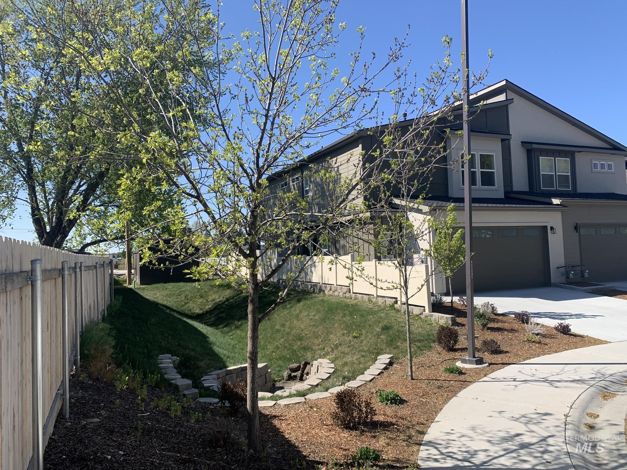 941 E Bissett Street Property Photo 2