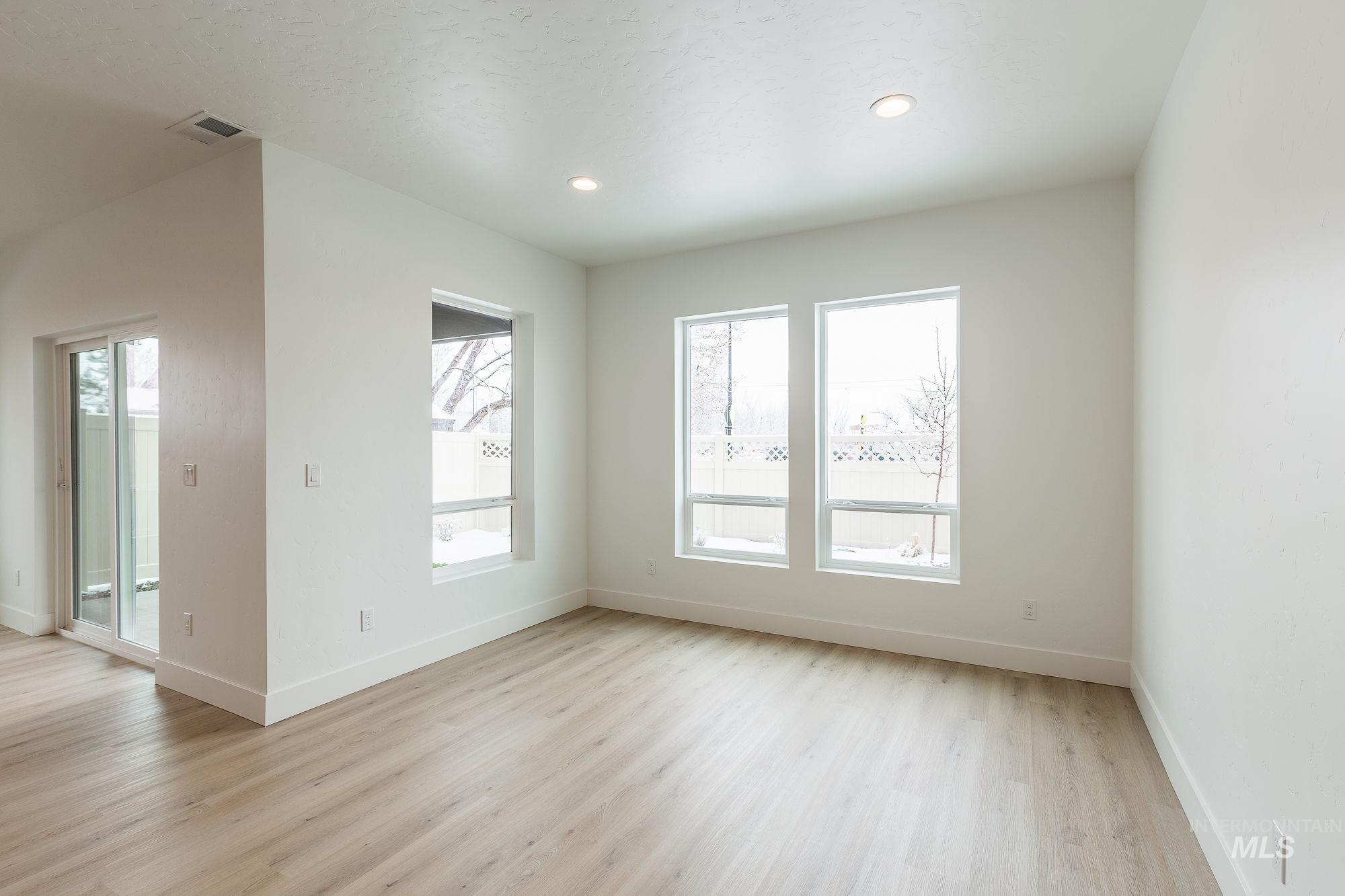 941 E Bissett Street Property Photo 22