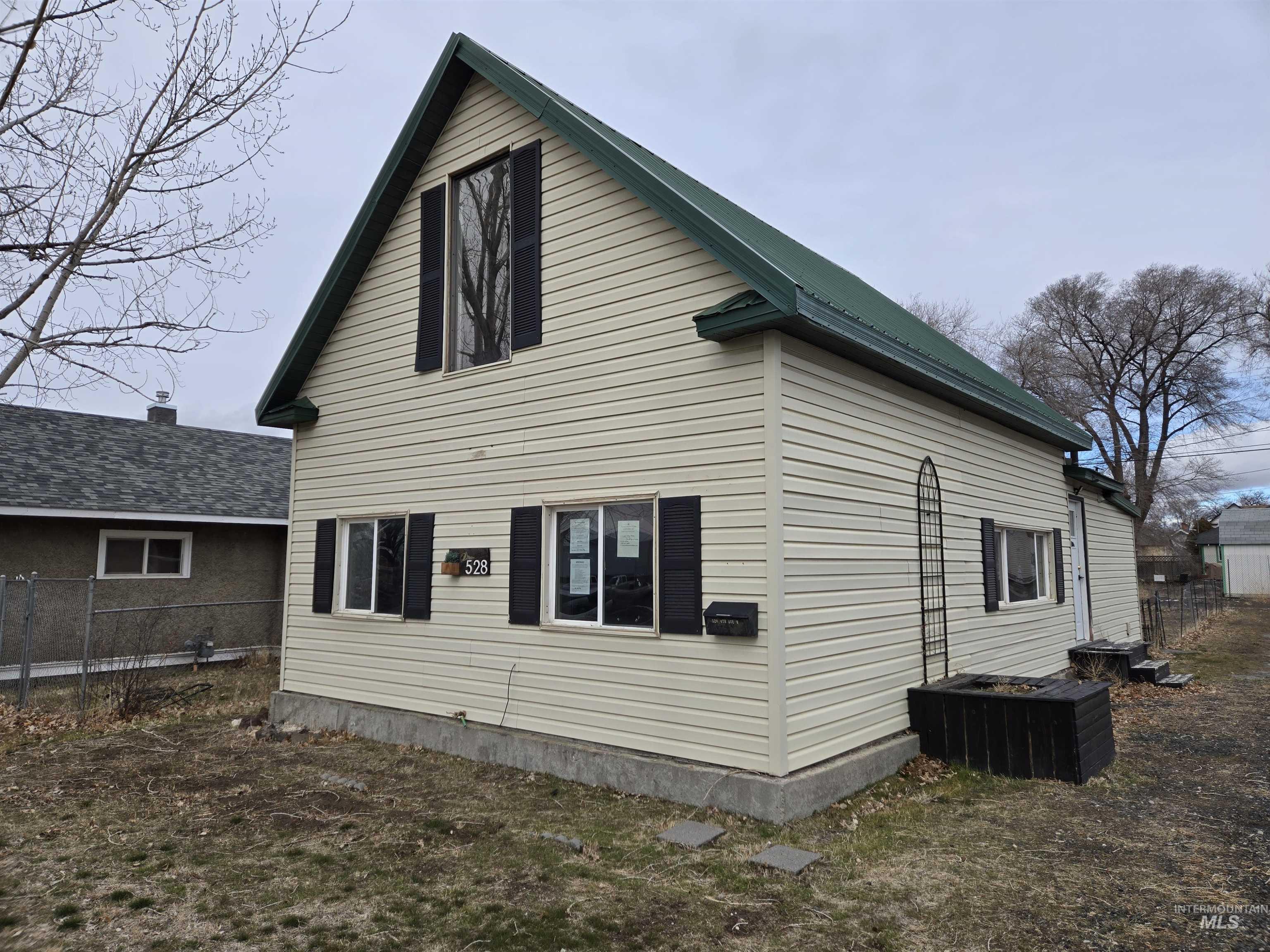528 4th Ave W Property Photo