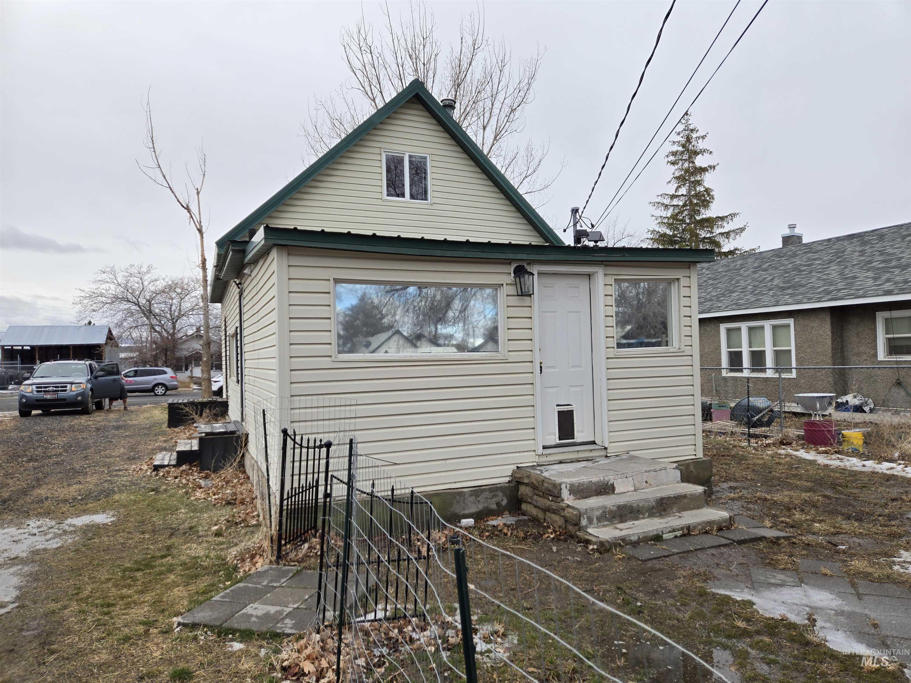 528 4th Ave W Property Photo 5