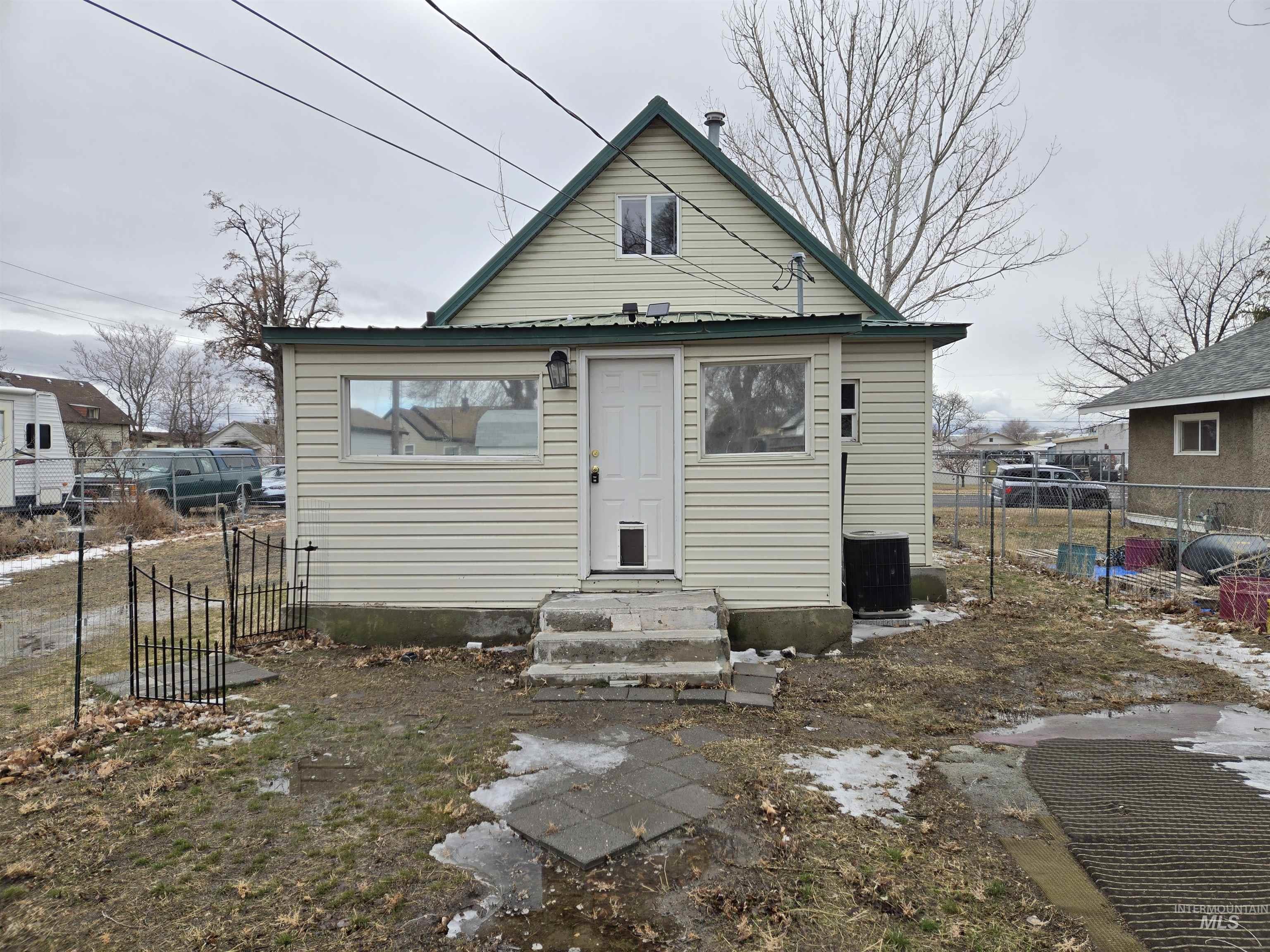 528 4th Ave W Property Photo 6