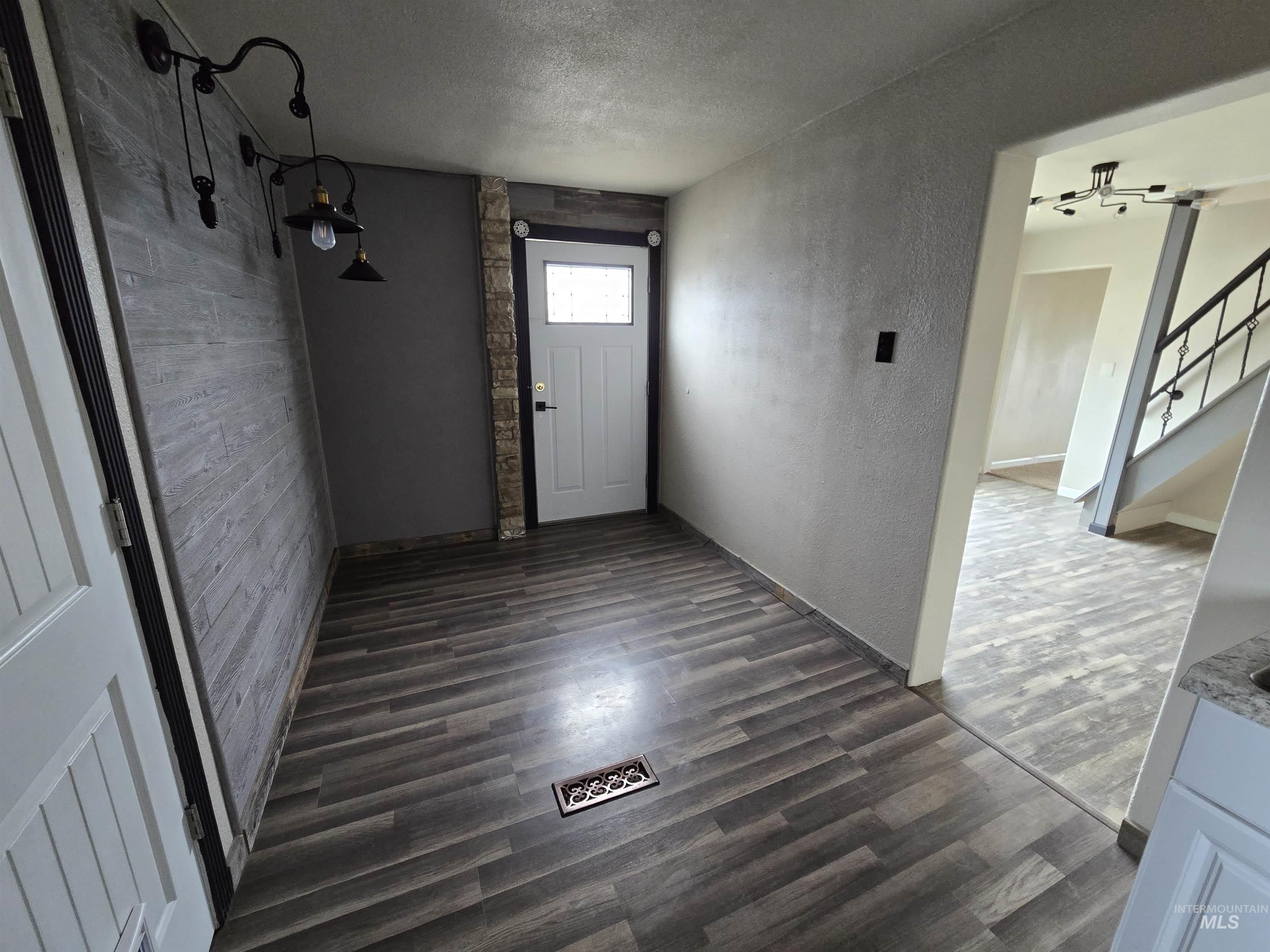 528 4th Ave W Property Photo 15
