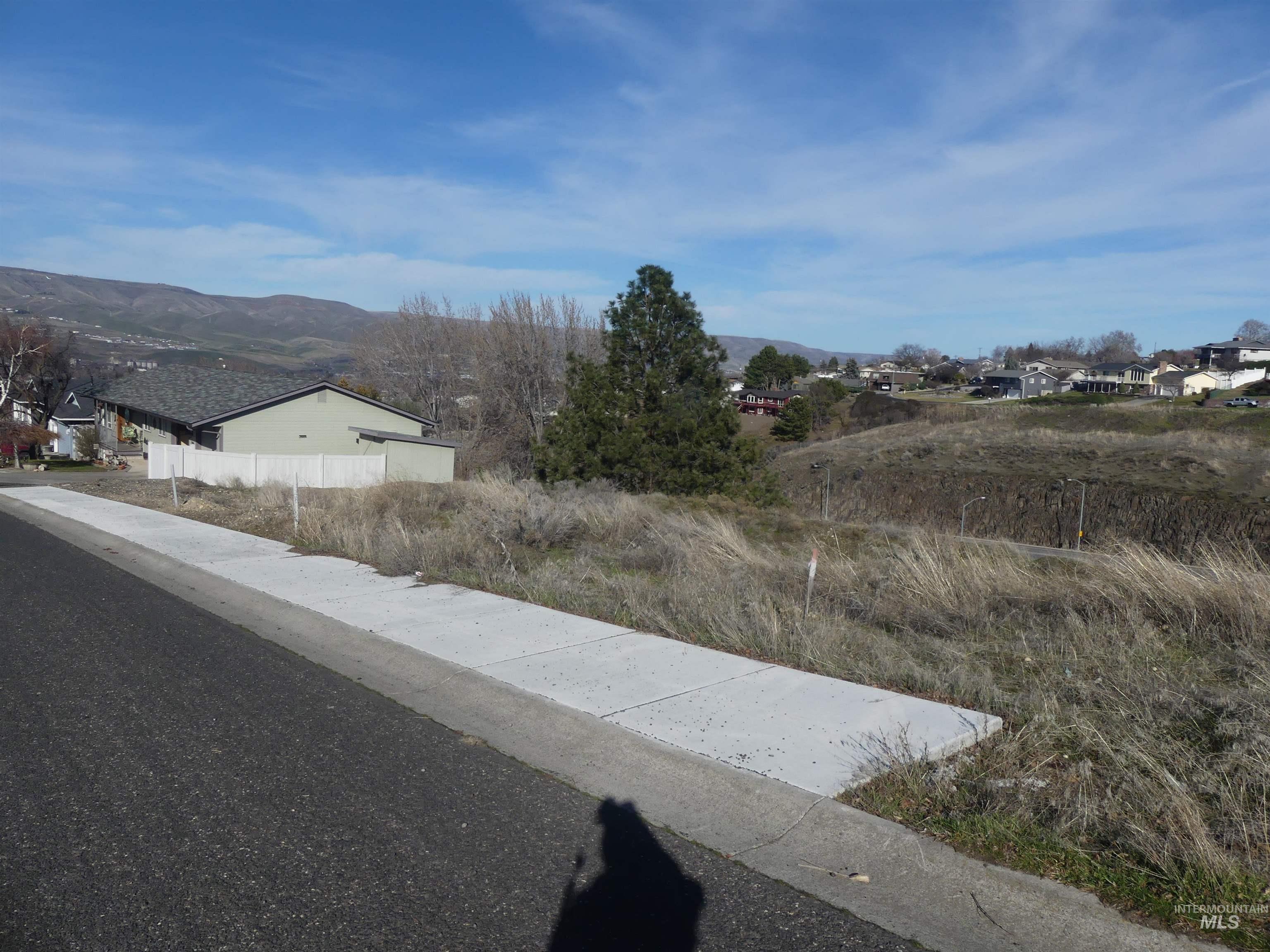 2987 Knollcrest Dr Property Photo 2