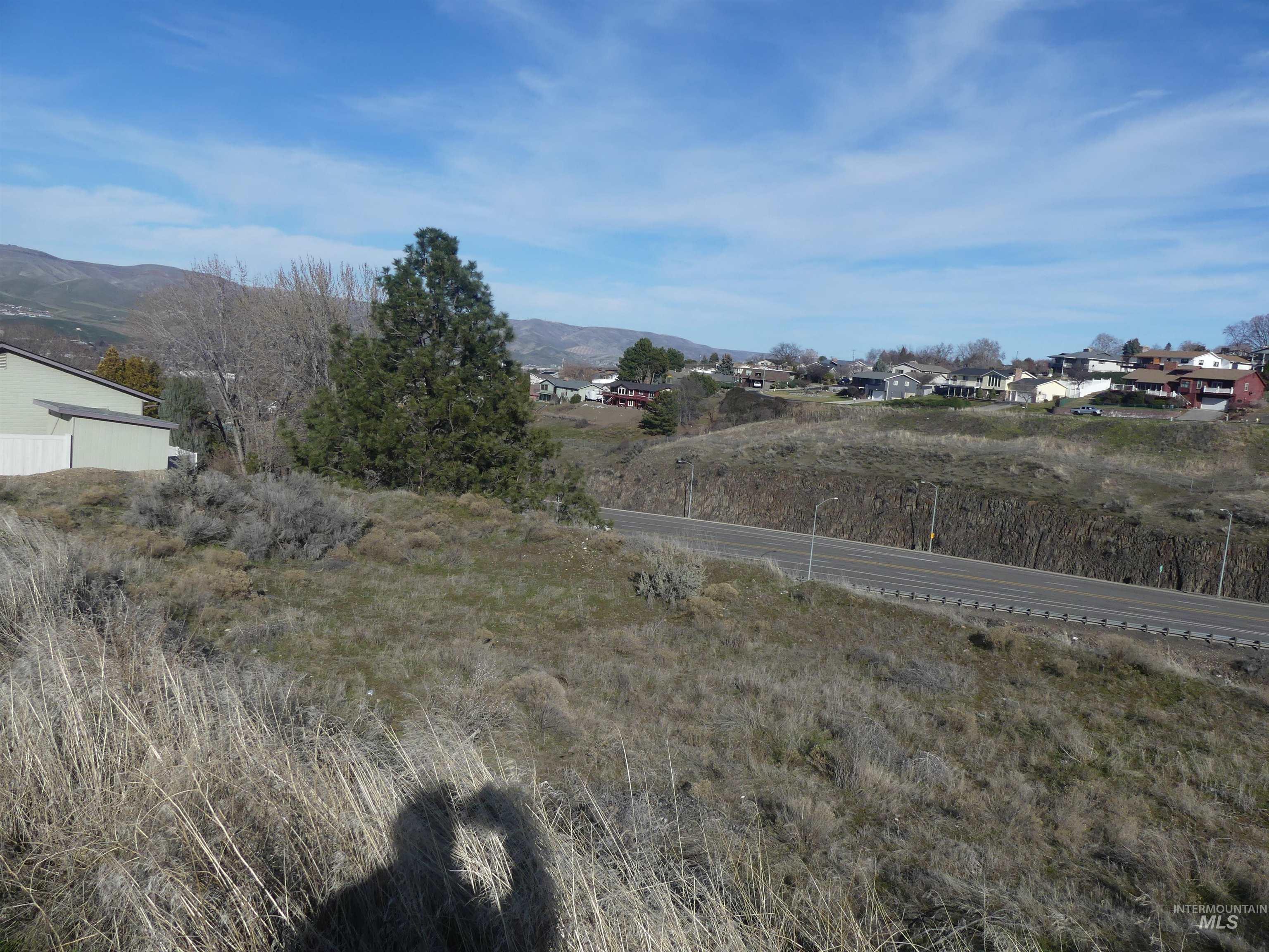 2987 Knollcrest Dr Property Photo 4