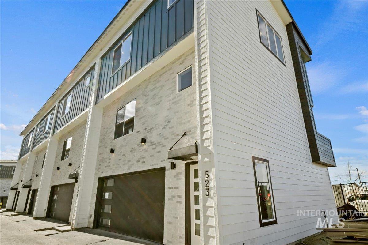 521 N Lucy Lane Property Photo 2