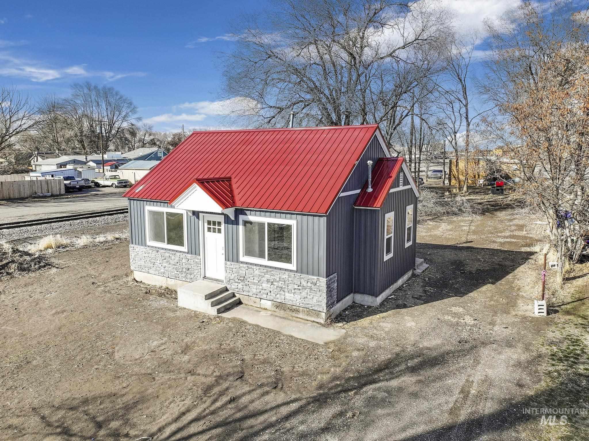 426 E Ave W Property Photo 2