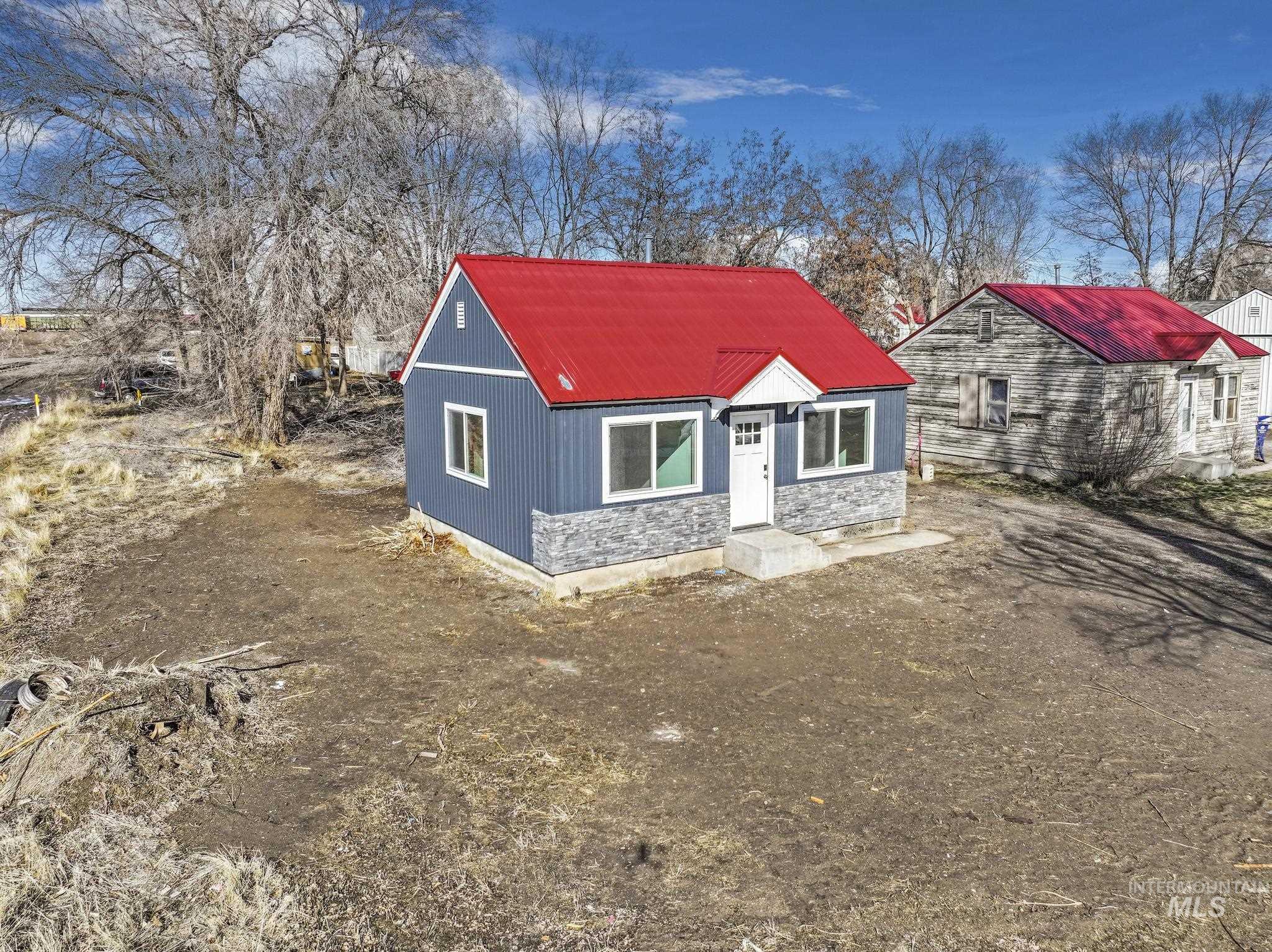 426 E Ave W Property Photo 4
