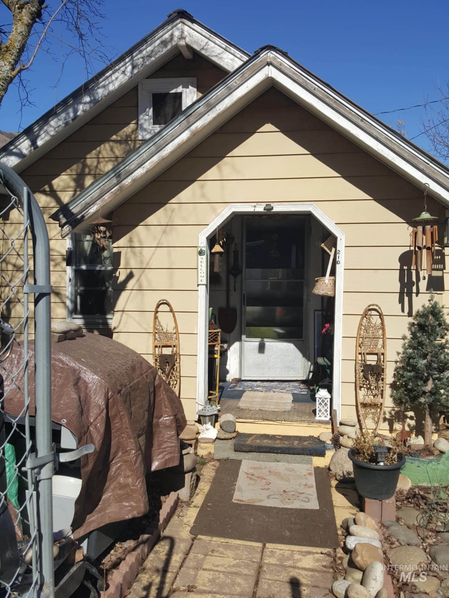 210 Pine Ave Property Photo
