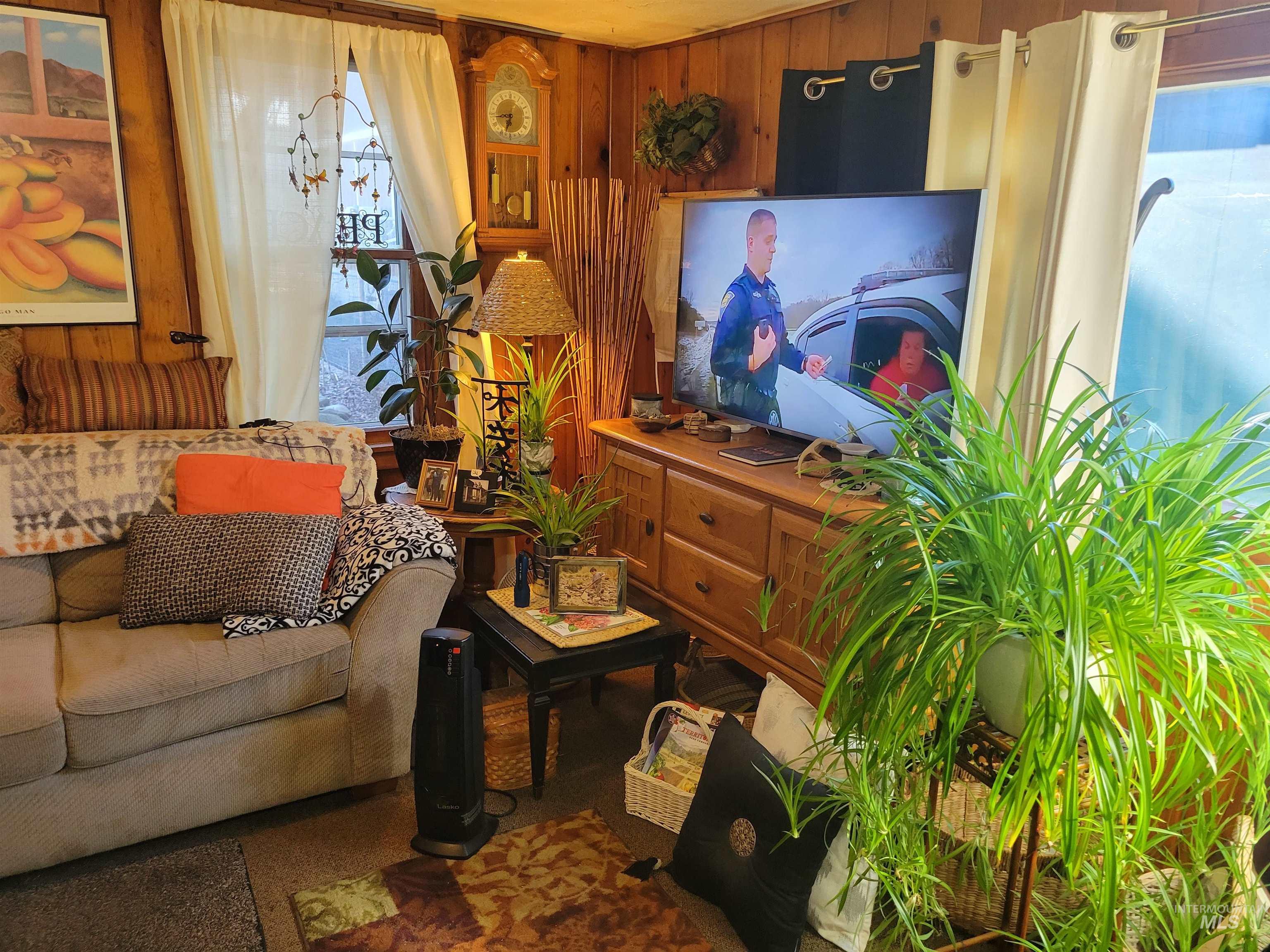 210 Pine Ave Property Photo 2
