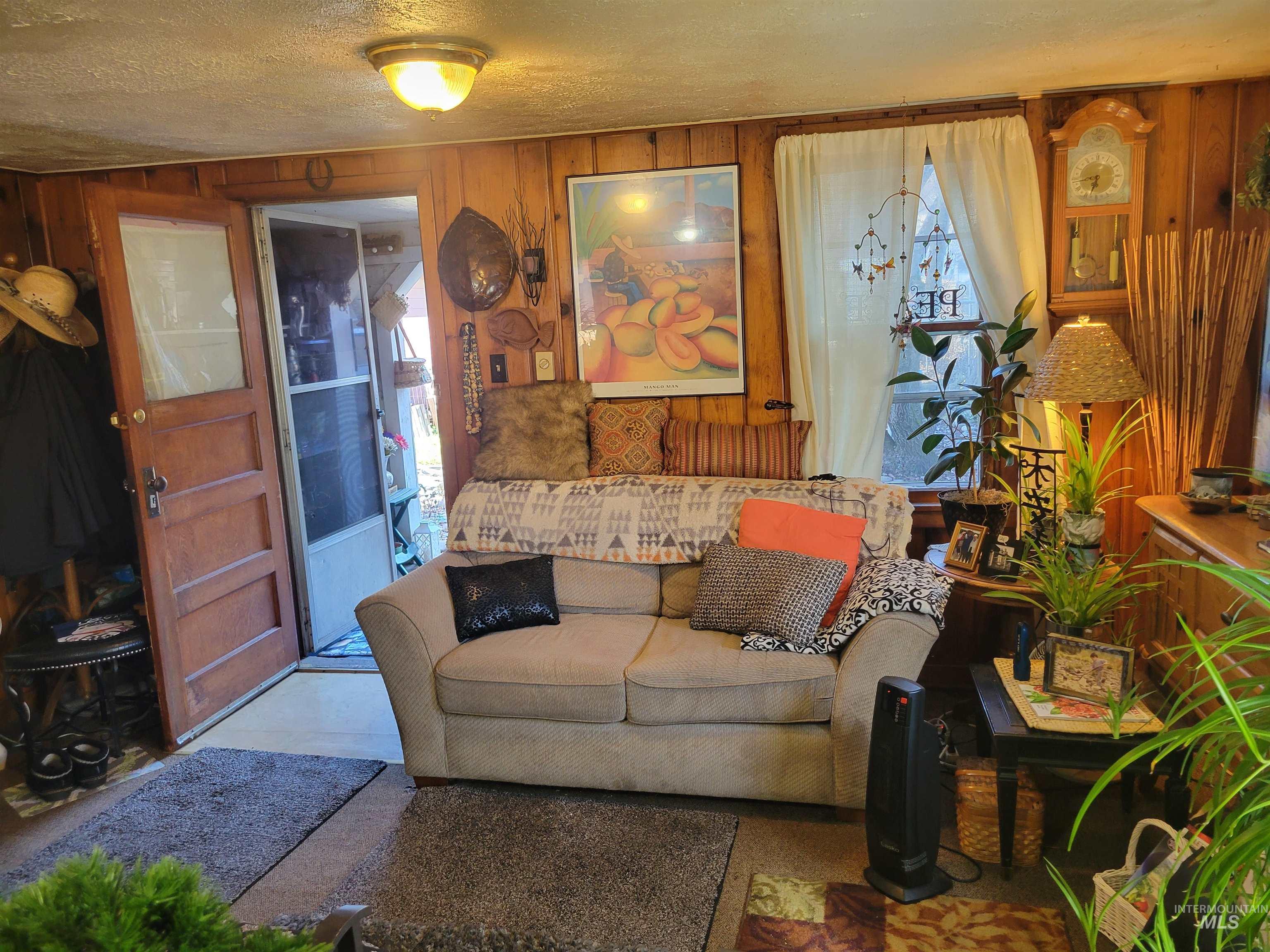 210 Pine Ave Property Photo 3