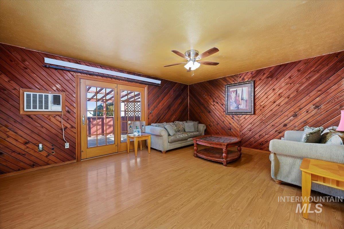 387 N Conant Ave Property Photo 3