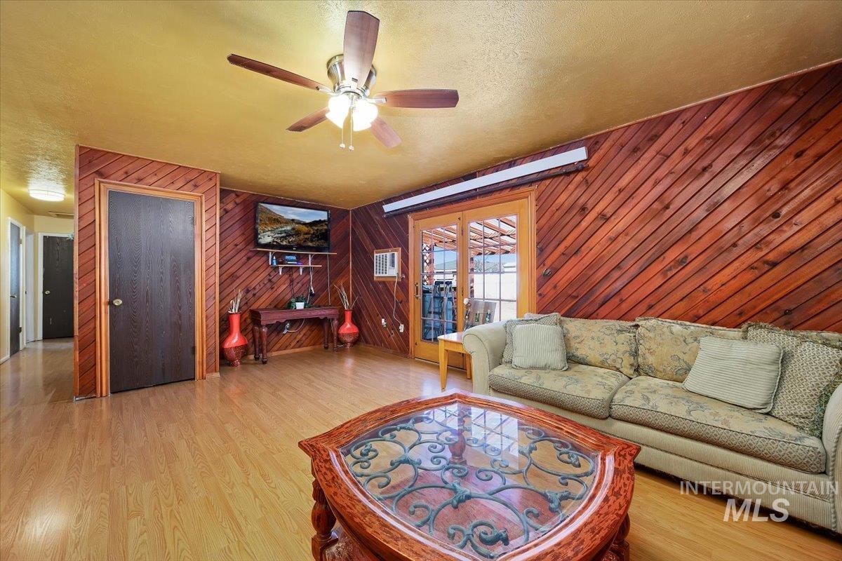 387 N Conant Ave Property Photo 4