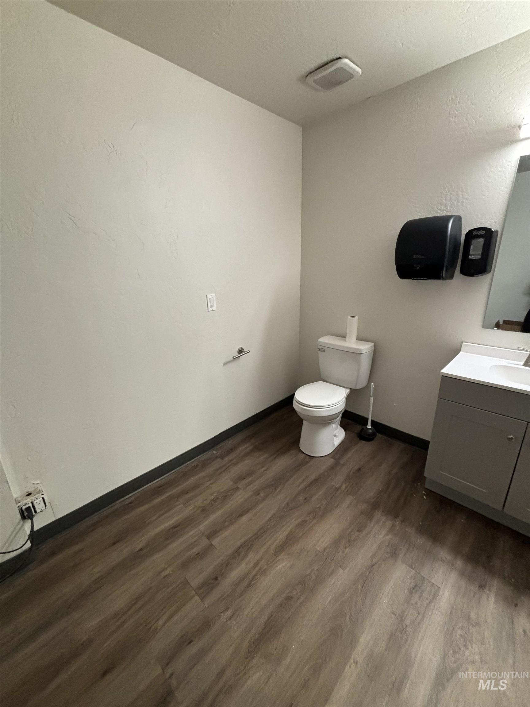 2129 Eldridge Ave. Property Photo 8