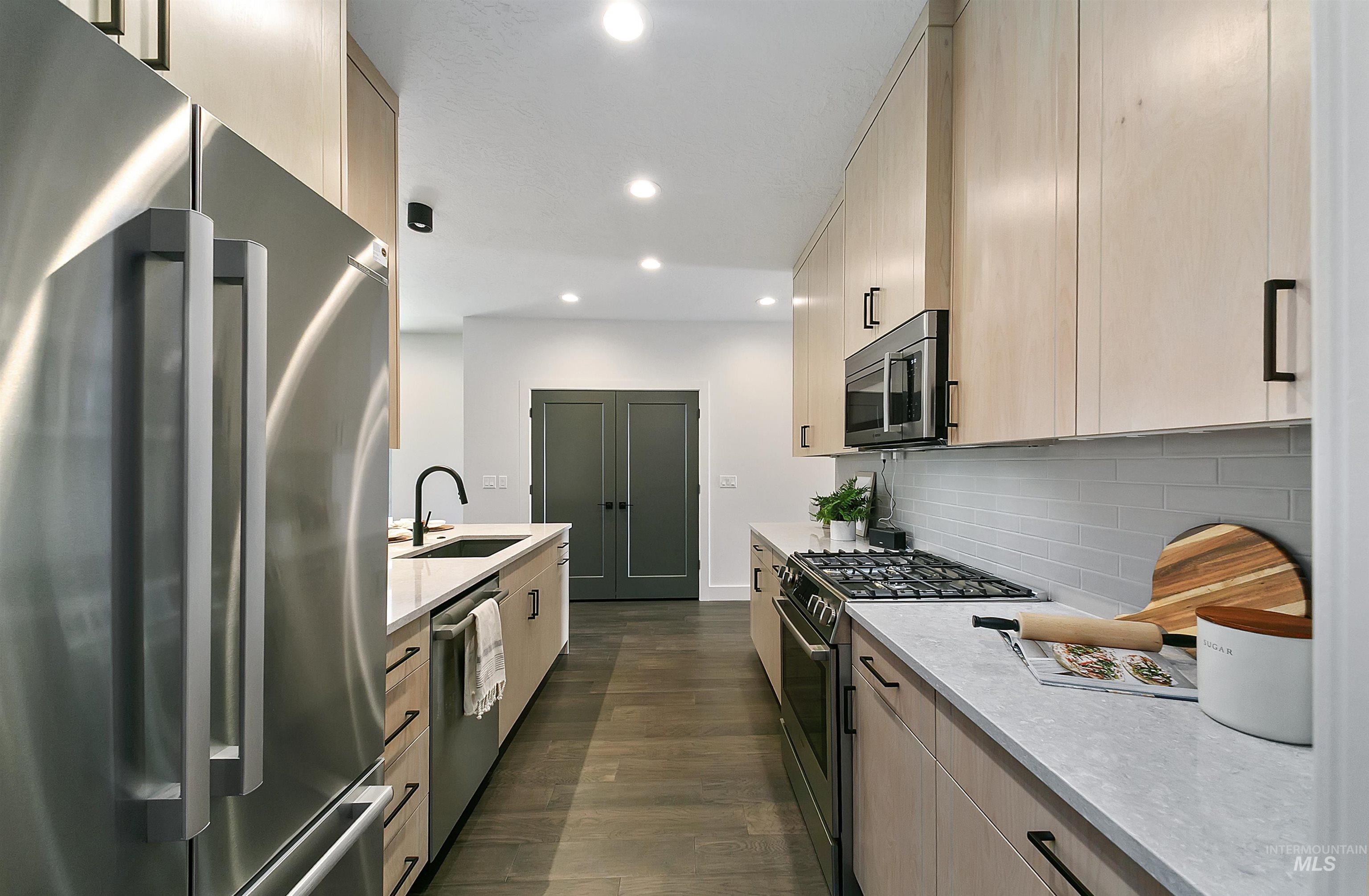 6472 S Astoria Ave Property Photo 17