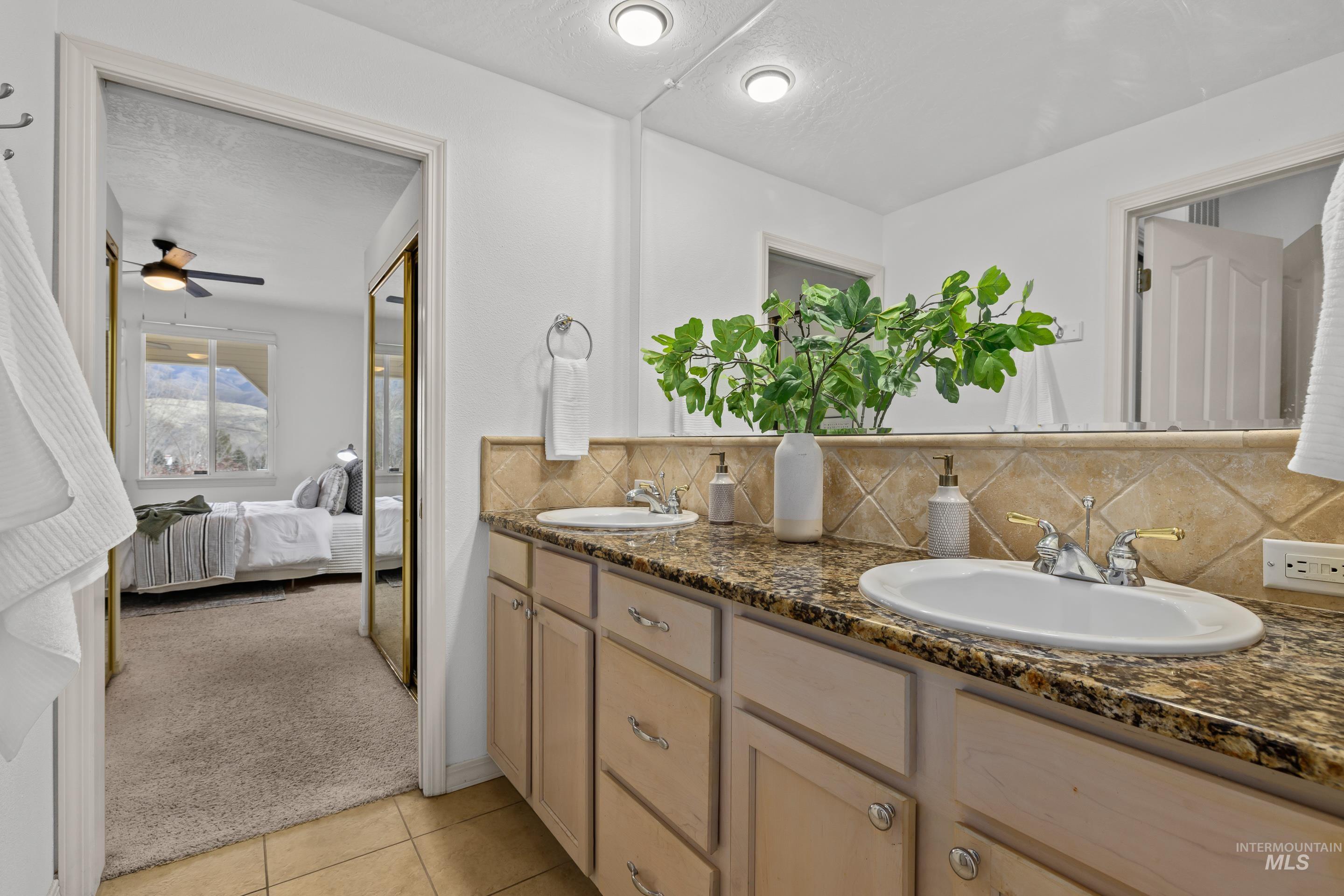 5116 S Surprise Way Property Photo 14
