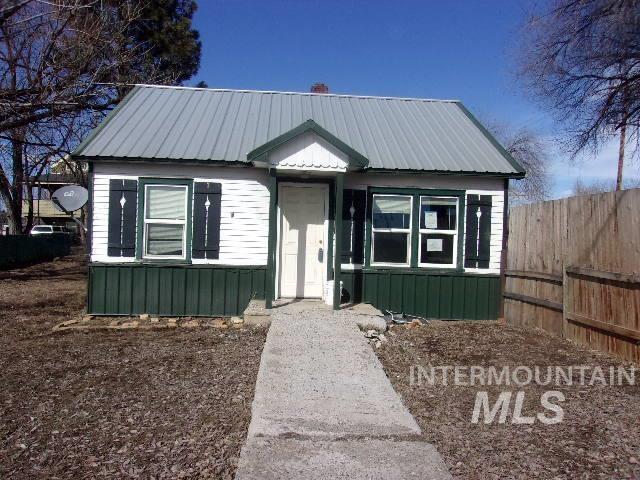 304 E Whiteley Ave Property Photo 1