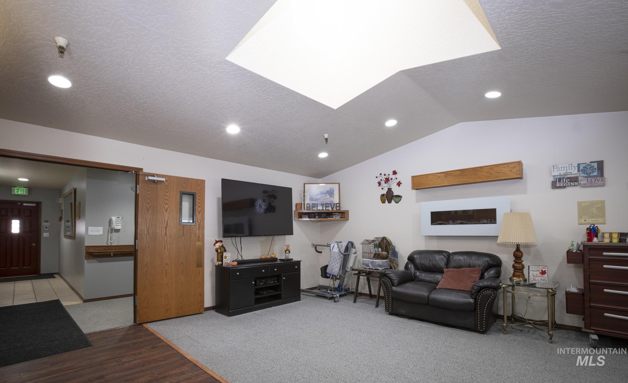1713 Center Ave. Property Photo 5