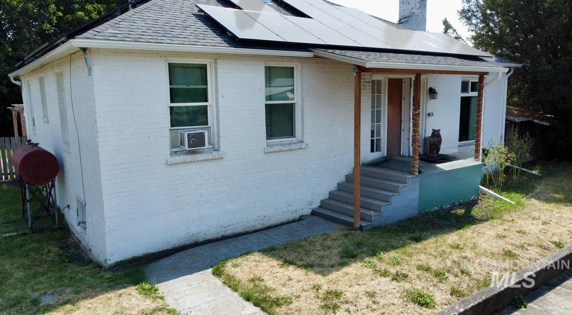 709 Oak St Property Photo 3