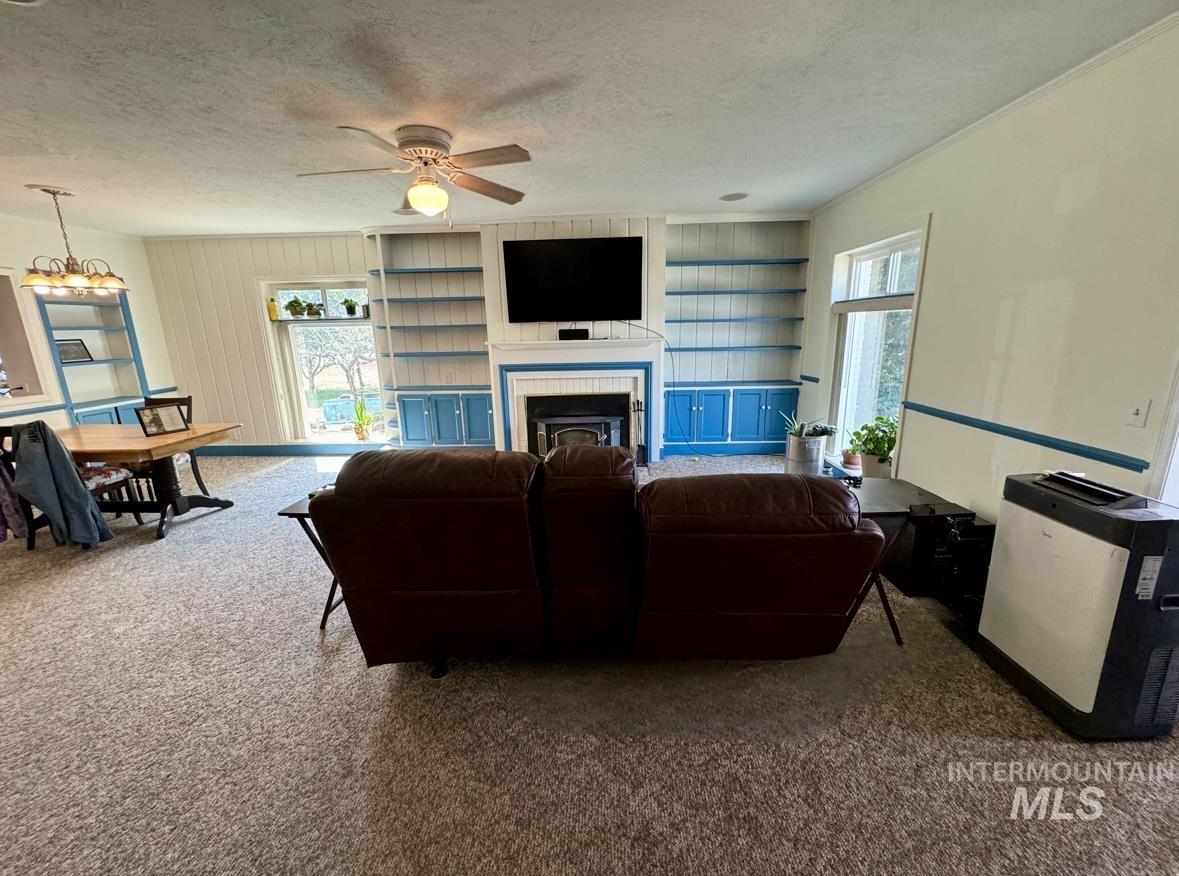 709 Oak St Property Photo 5