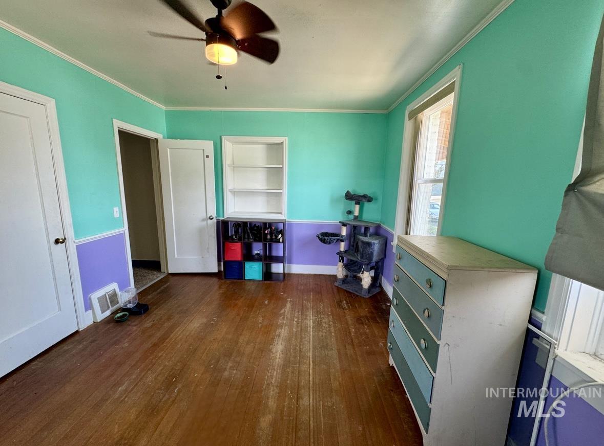 709 Oak St Property Photo 13