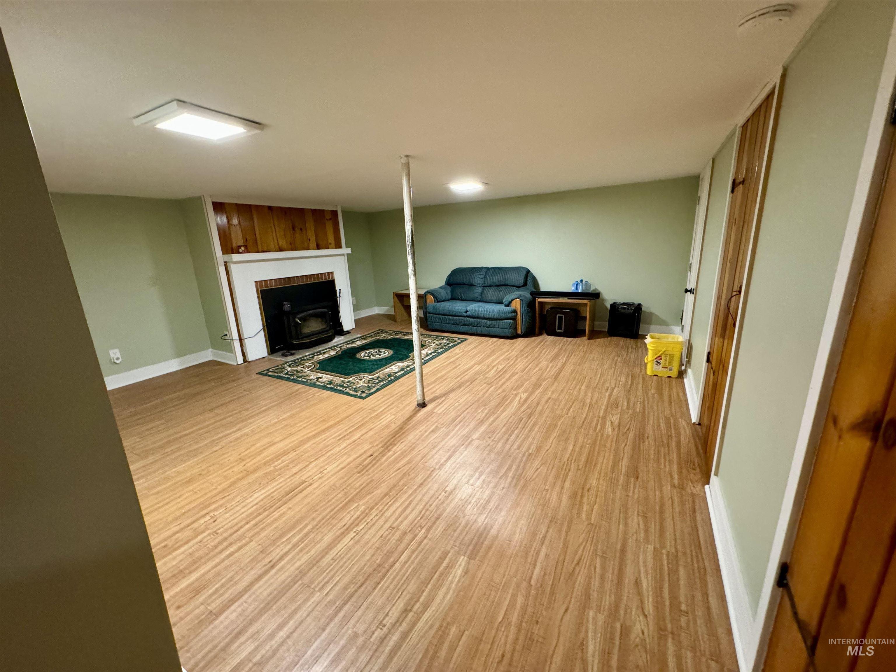 709 Oak St Property Photo 17