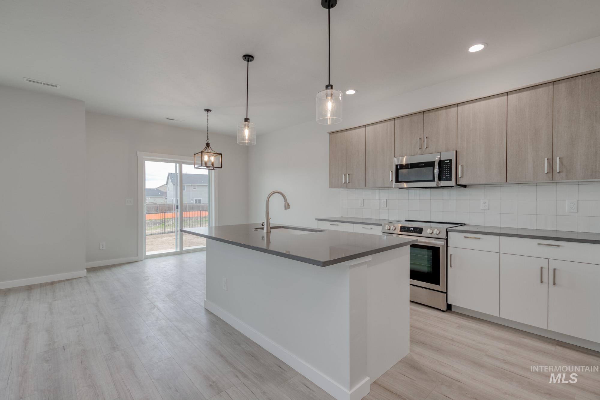 687 N Aleppo Way Property Photo 4