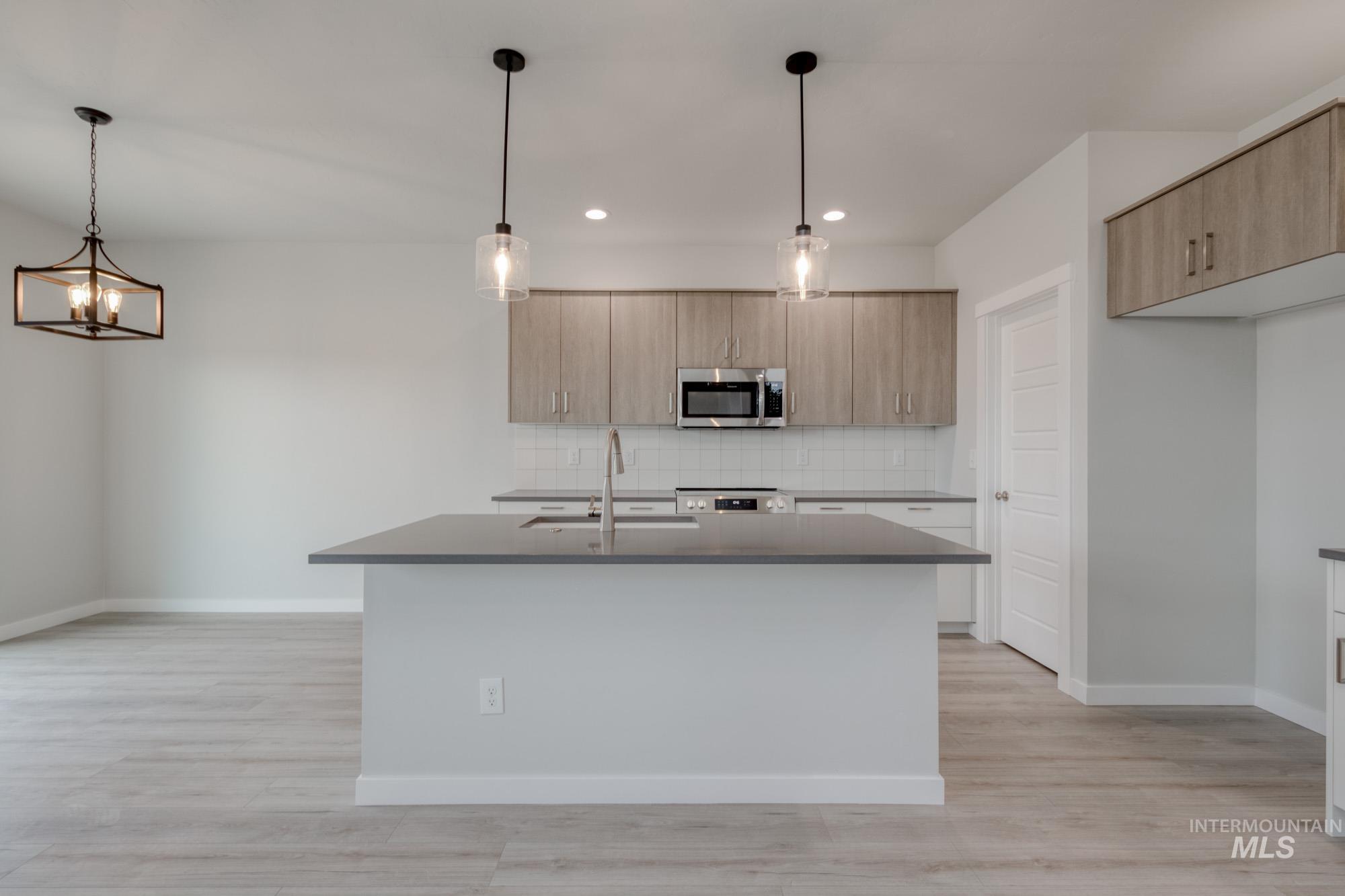 687 N Aleppo Way Property Photo 6
