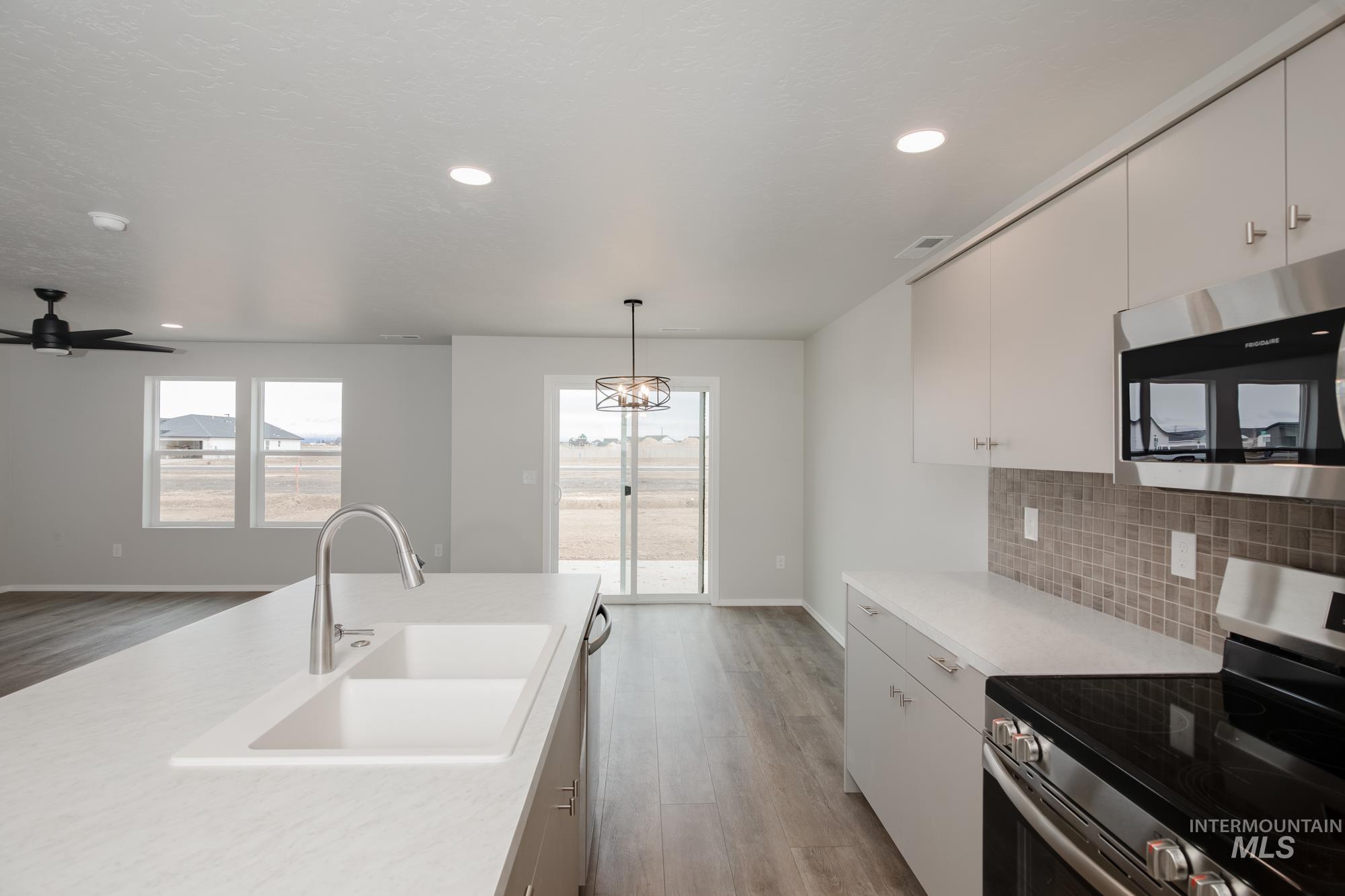763 N Aleppo Way Property Photo 4