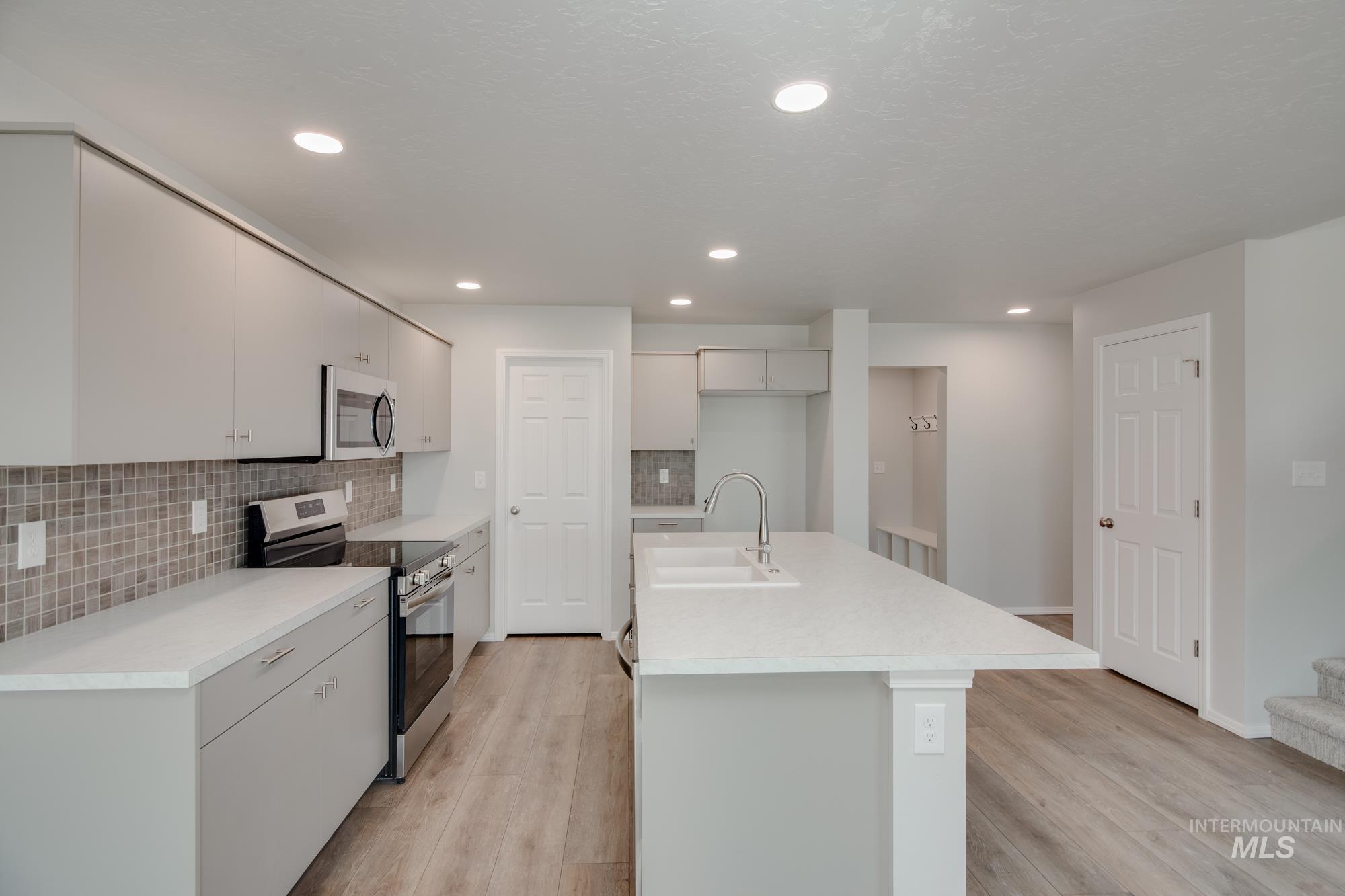 763 N Aleppo Way Property Photo 6