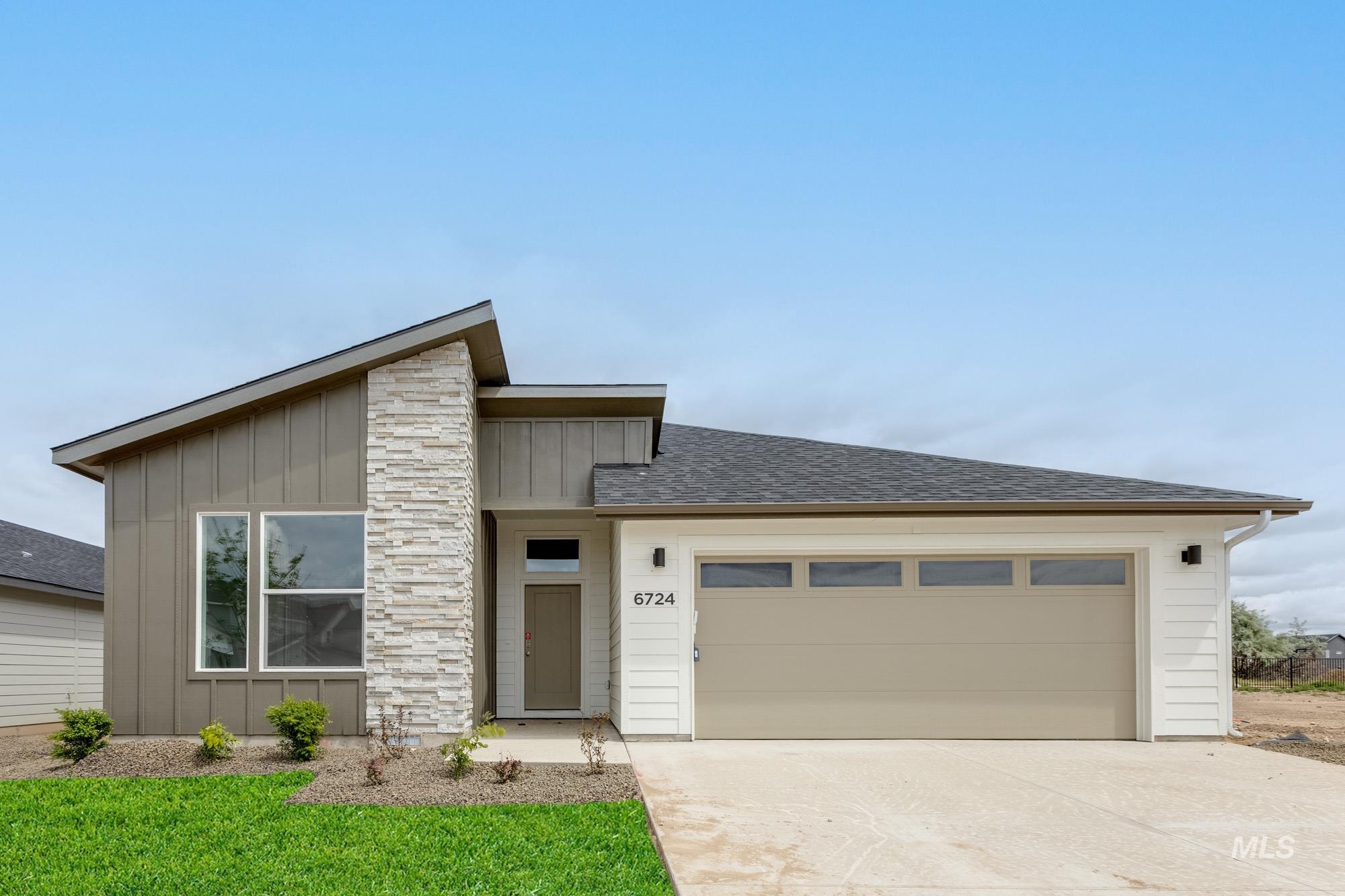 6724 W Plateau Creek Dr Property Photo 1