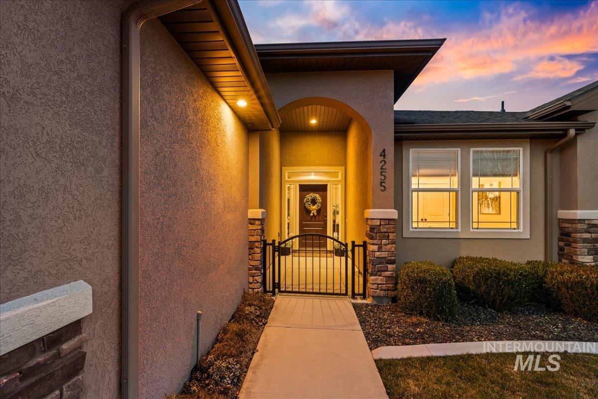 4255 N Rogue River Way Property Photo 2